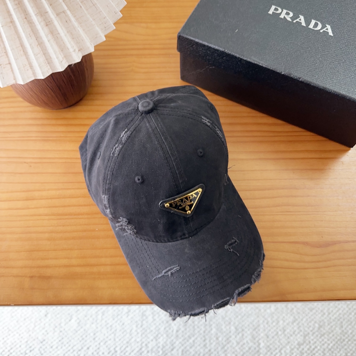 普拉达字母棒球帽设计感超强，让人耳目一新头型非常好，可以修饰各种头型，实力百搭款