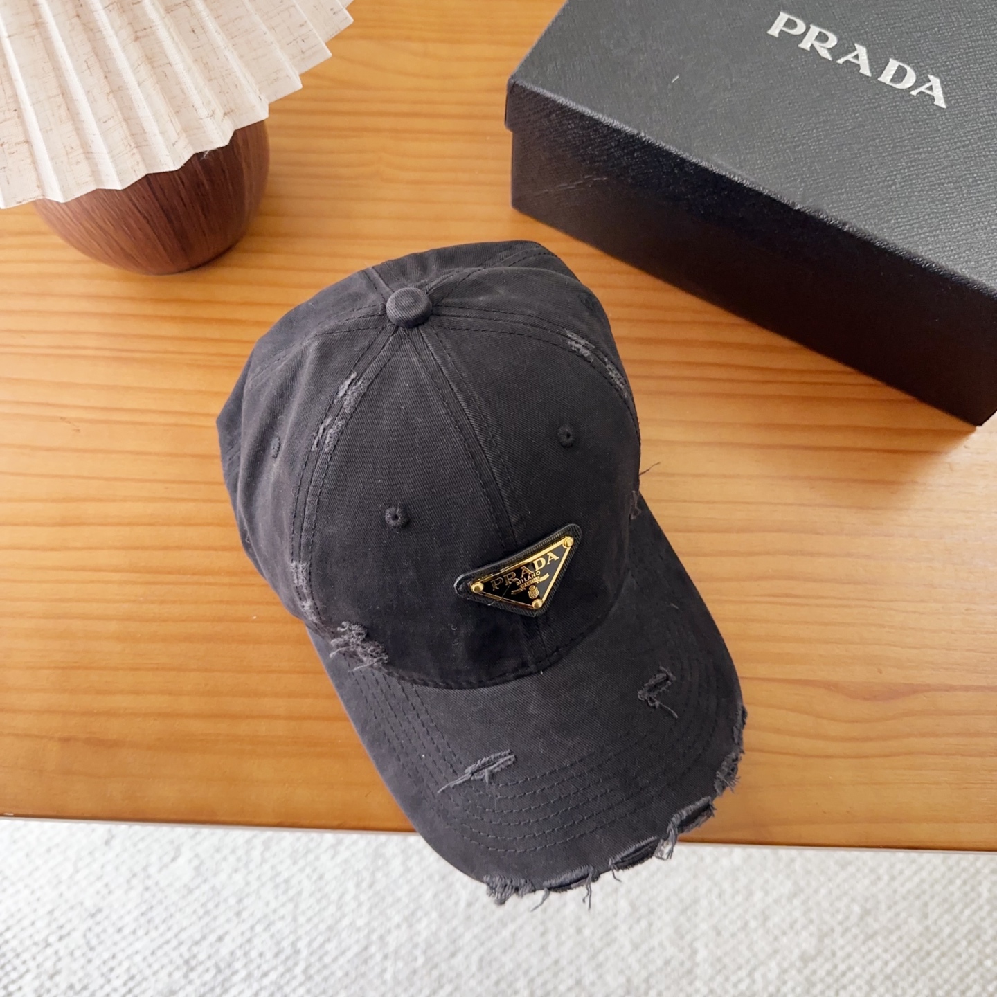普拉达字母棒球帽设计感超强，让人耳目一新头型非常好，可以修饰各种头型，实力百搭款