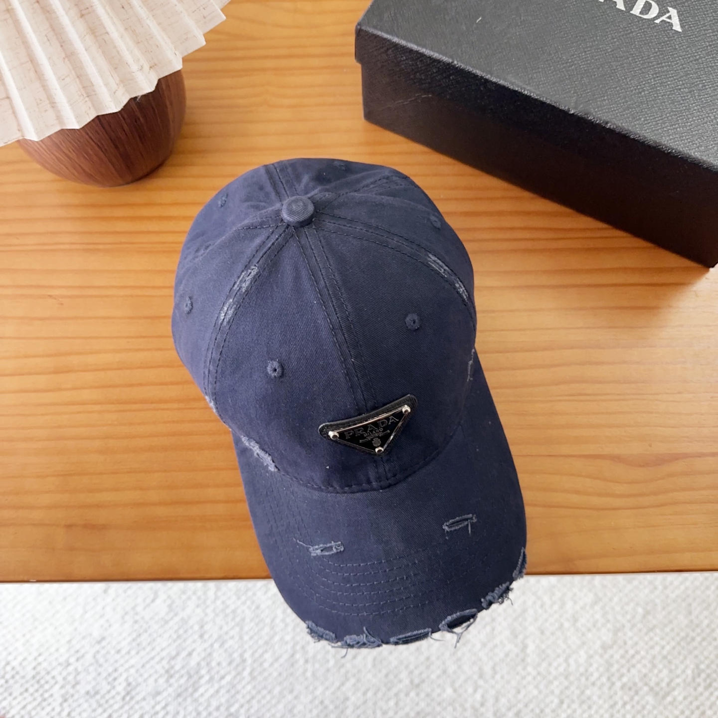 普拉达字母棒球帽设计感超强，让人耳目一新头型非常好，可以修饰各种头型，实力百搭款