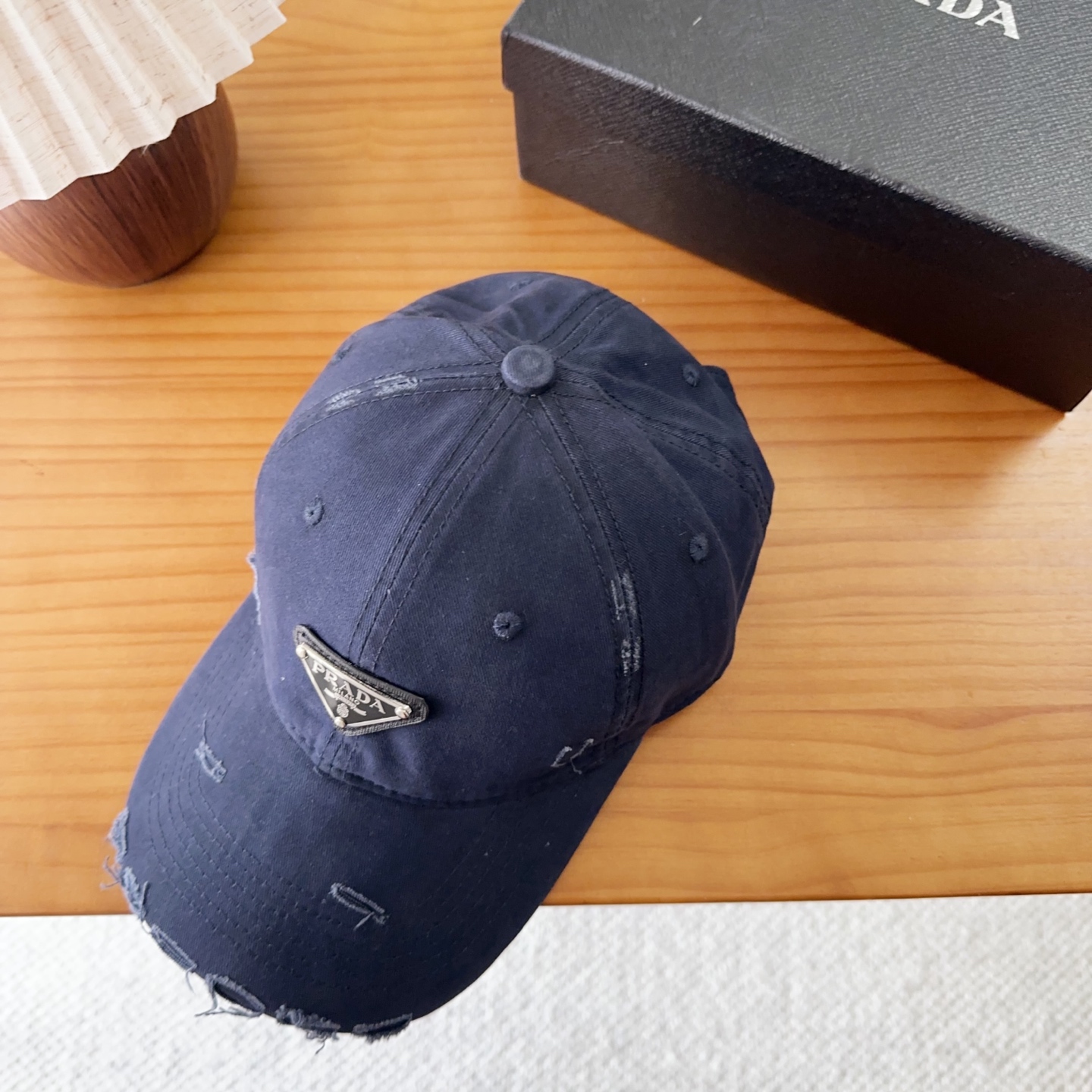 普拉达字母棒球帽设计感超强，让人耳目一新头型非常好，可以修饰各种头型，实力百搭款