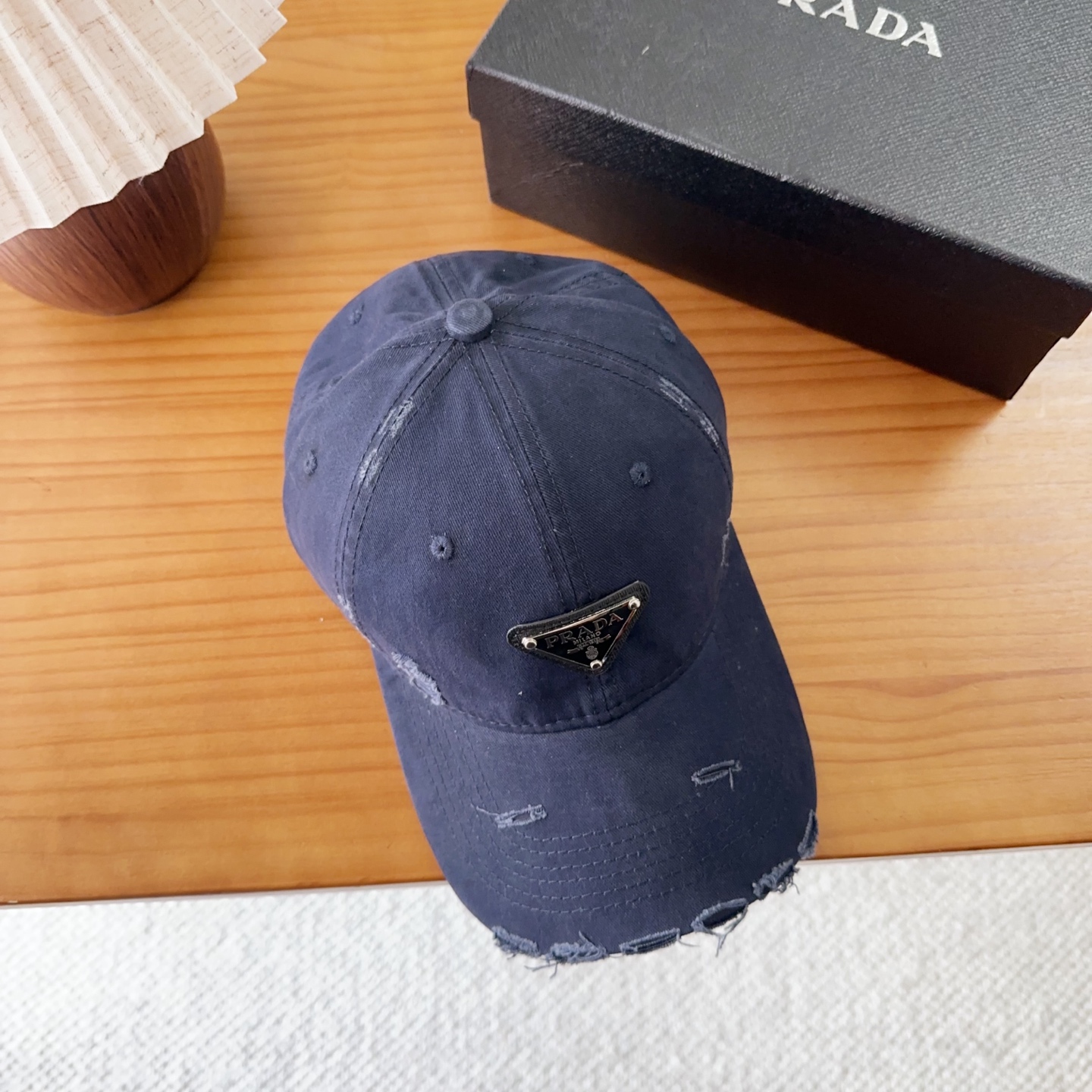 普拉达字母棒球帽设计感超强，让人耳目一新头型非常好，可以修饰各种头型，实力百搭款