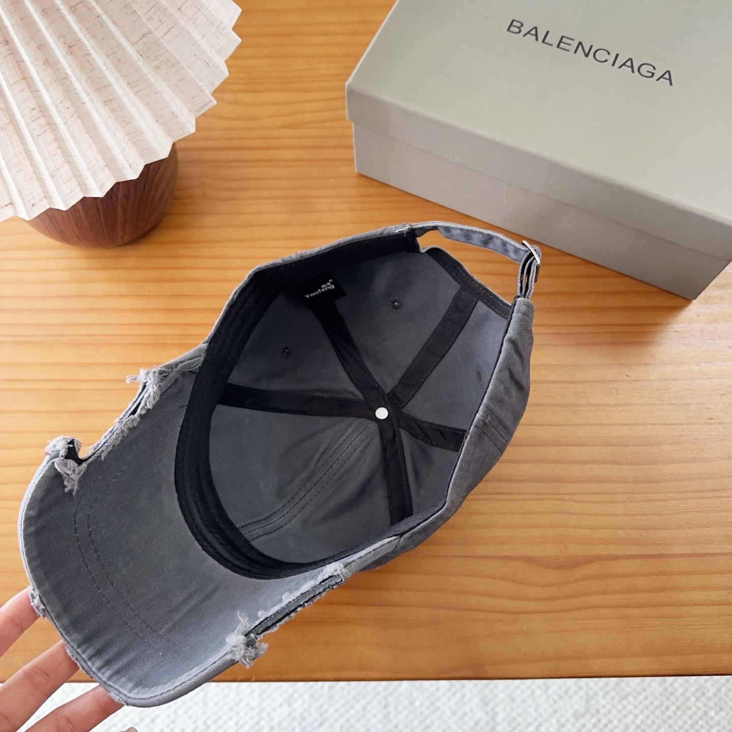Balencia*a 巴黎世家刺绣字母新款棒球帽现货秒发🧢简约时尚超级无敌好看的帽子！情侣款！