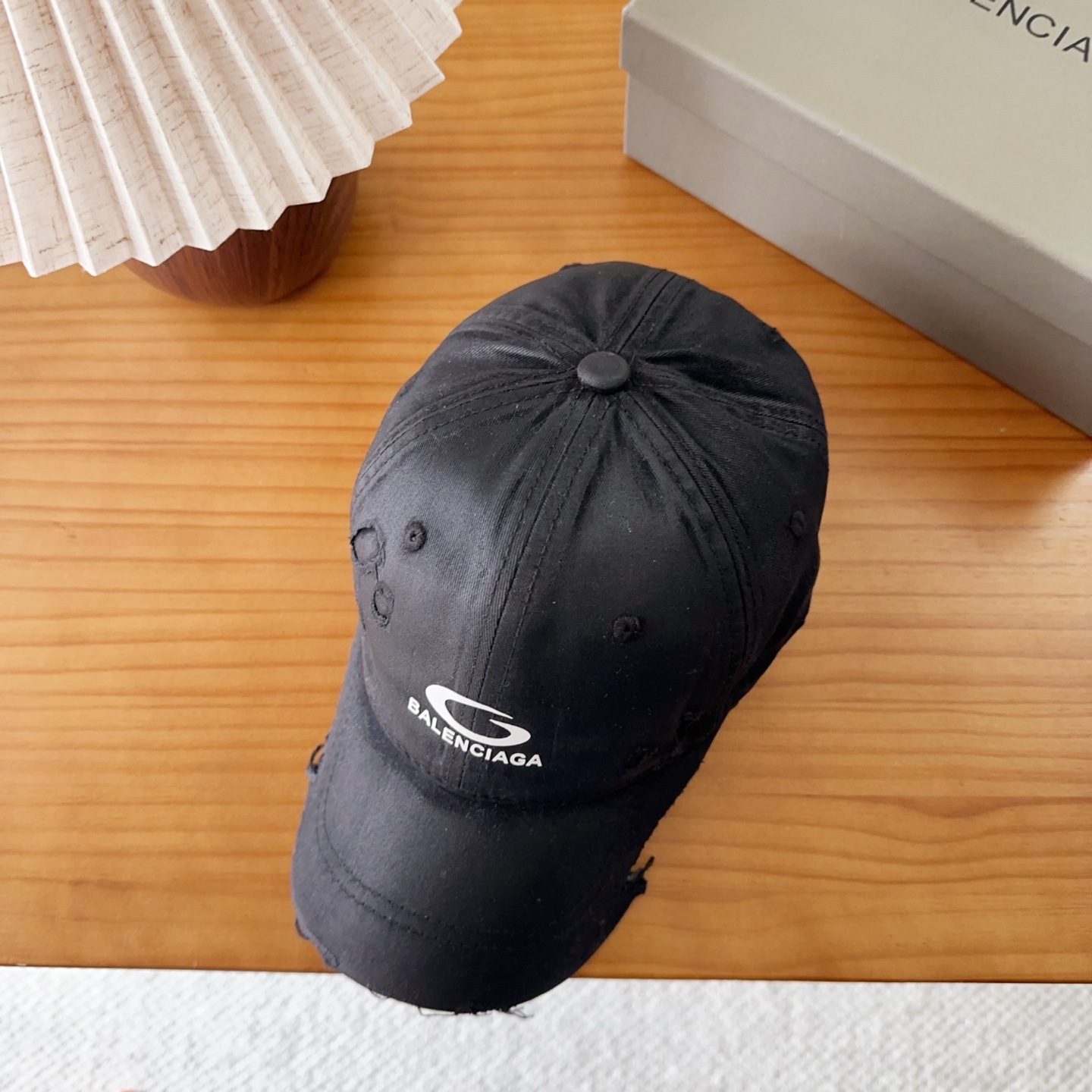 Balencia*a 巴黎世家刺绣字母新款棒球帽现货秒发🧢简约时尚超级无敌好看的帽子！情侣款！