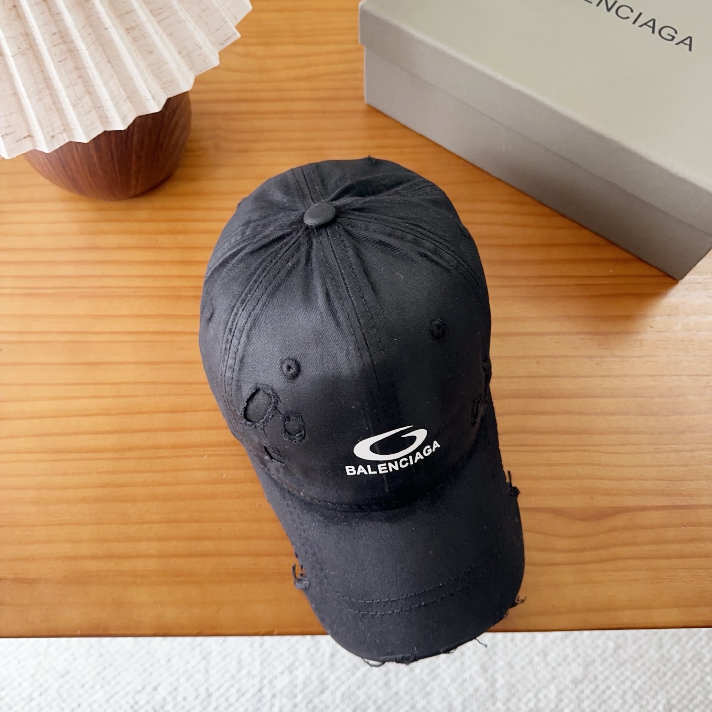 Balencia*a 巴黎世家刺绣字母新款棒球帽现货秒发🧢简约时尚超级无敌好看的帽子！情侣款！