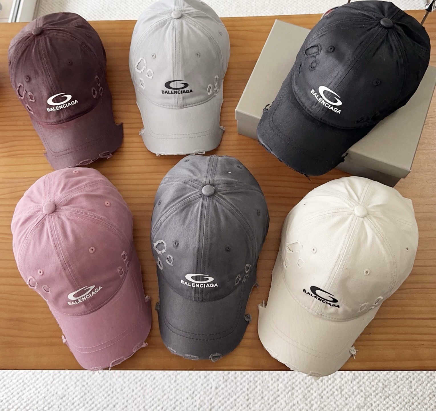 Balencia*a 巴黎世家刺绣字母新款棒球帽现货秒发🧢简约时尚超级无敌好看的帽子！情侣款！