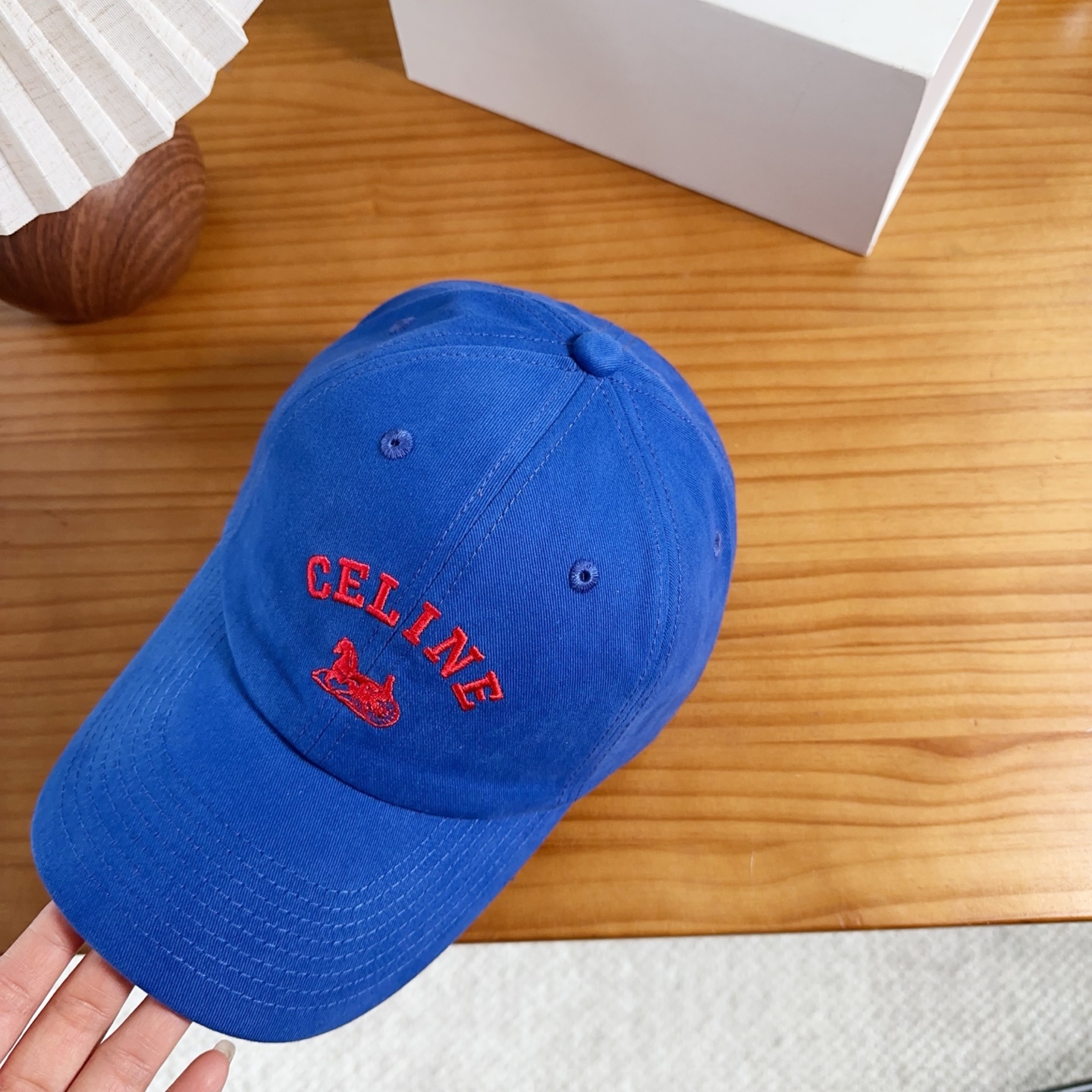 CELINE思琳 新款牛仔蓝复古款棒球帽🔸 旅游带它出去美美哒❕ 中古款哟.这种帽子不容易撞款 😬 现货