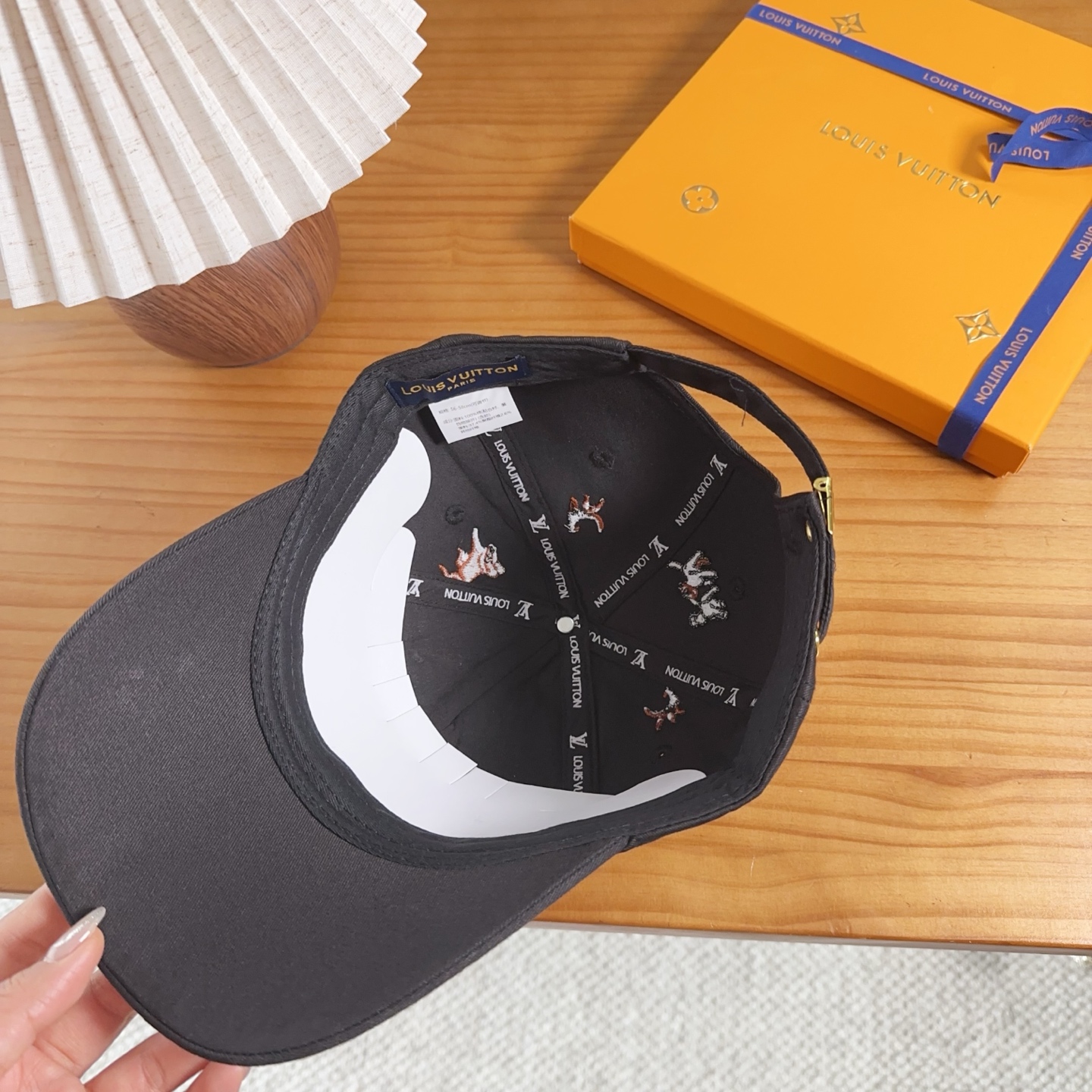 路易威登棒球帽LouisVuitton👒😍新款LV棒球帽，重工打造♥完美刺绣，高端大气，百搭款🤗男女通用