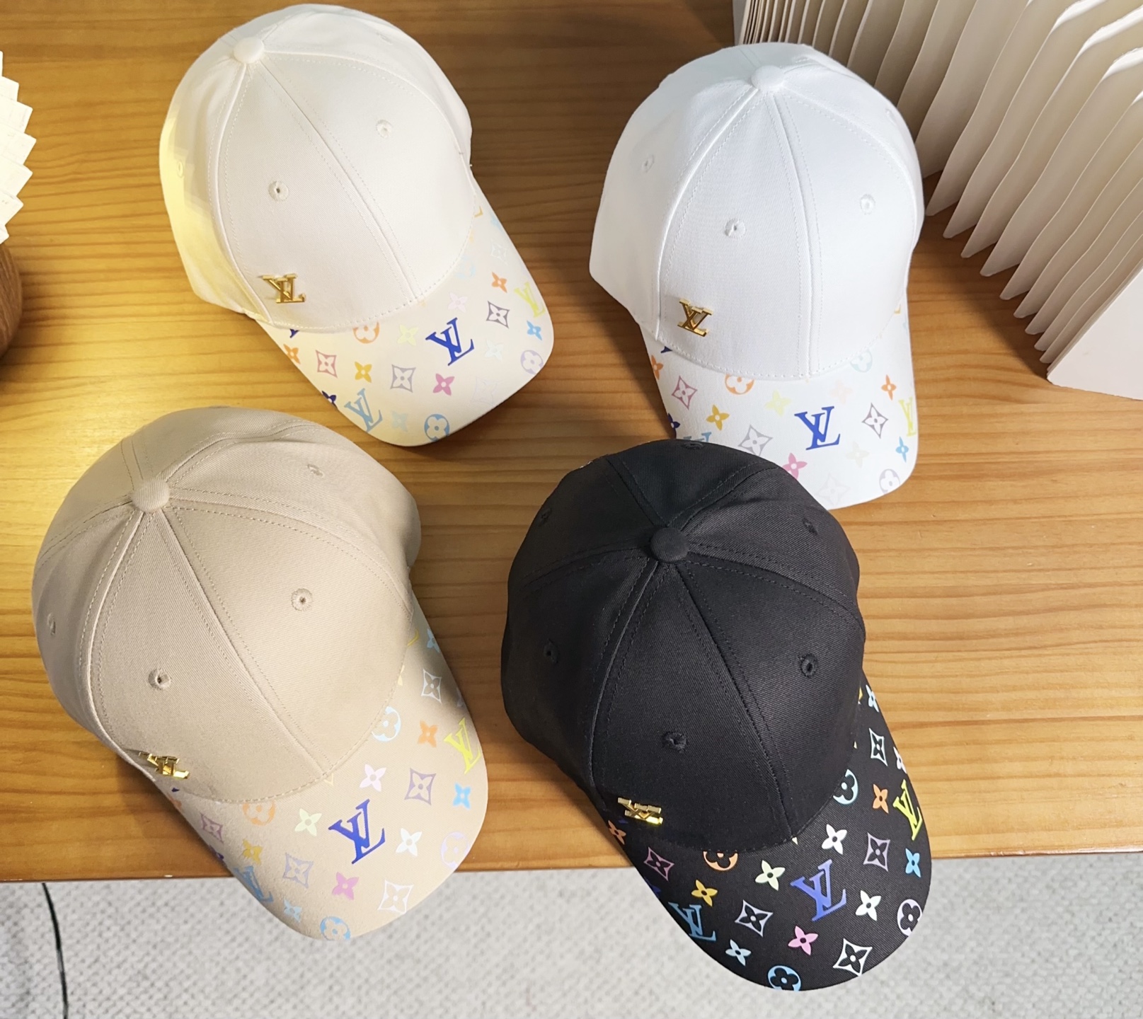 路易威登棒球帽LouisVuitton👒😍新款LV棒球帽，重工打造♥完美刺绣，高端大气，百搭款🤗男女通用
