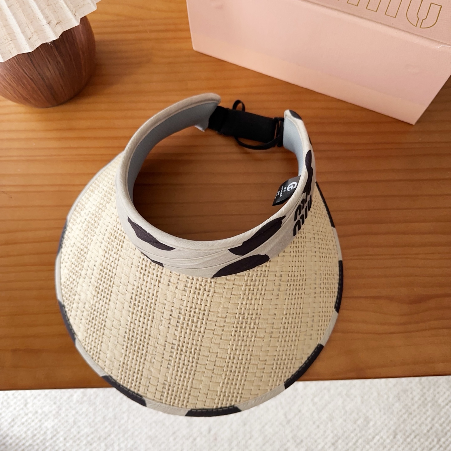 NO:765339,miumiu miumiu summer hollow hat, perfect for running and sun protection, a must-have item in summer, not stuffy to wear, very energetic, super invincible and good-looking hat, straw hat, fisherman hat, baseball cap, hat, miumiu, espadrilles, hats19860909miumiu 缪缪 夏季空顶帽,跑步遮阳防晒两不误,夏季必备单品,戴着不闷热,非常有活力的一款,超级无敌好看帽子草帽渔夫帽棒球帽,帽子,miumiu,espadrilles,hats,hat