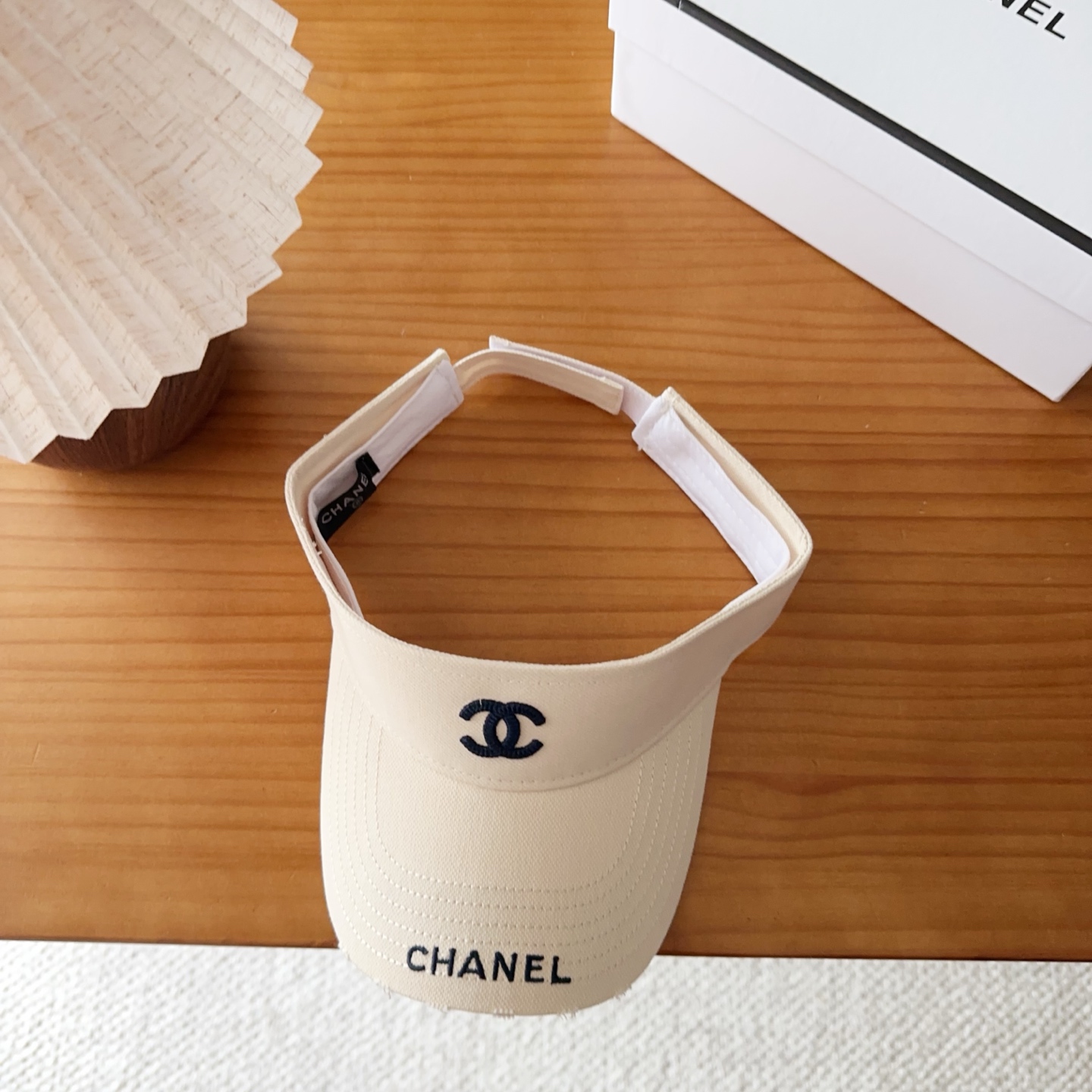 NO:765281,Chanel CHANEL hollow hat, a must-have item in summer, because it is so easy to match, and it is really super artistic in summer when paired with cool summer style ~ Just wear a little white skirt and you can attract the attention of blockbusters ~ Hats, straw hats, fisherman hats, baseball caps, hats, chanel, chanel, espadrilles, skirts, hats19860909香奈儿CHANEL 空顶帽,夏天必备单品,因为真的太好搭,夏天搭配清凉夏日风情真的超级文艺范～随便一身小白裙就可以吸引大片目光～帽子草帽渔夫帽棒球帽,帽子,chanel,chanel,espadrilles,skirts,hats,hat