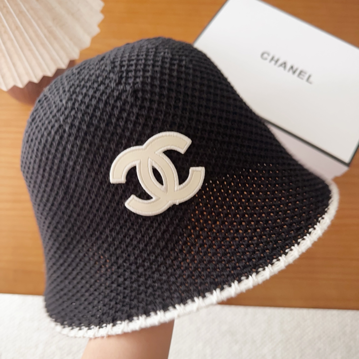 Chanel 渔夫帽 让兼顾时尚和遮阳的简约桶帽出游拍照📷拗造型必备敲显脸小