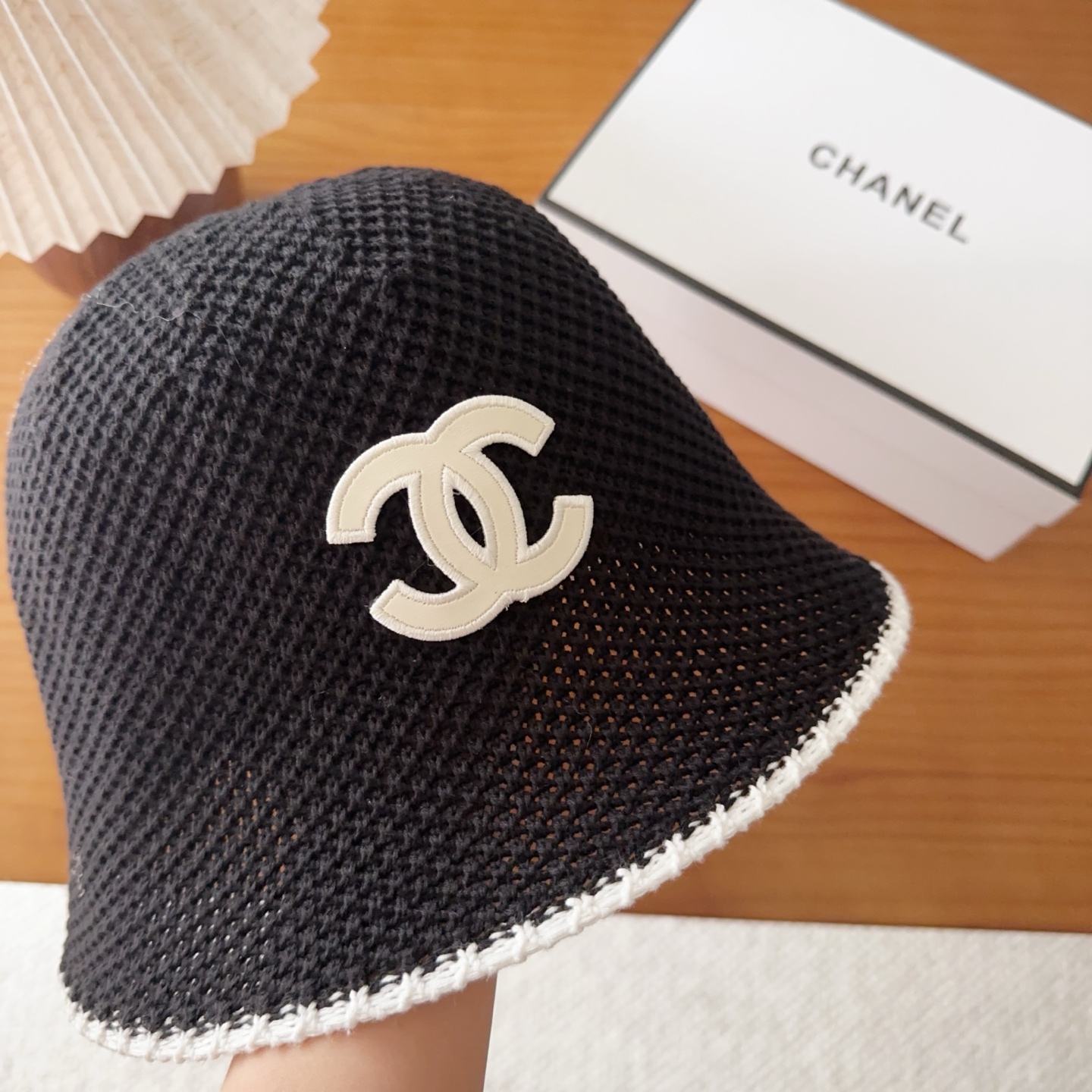 Chanel 渔夫帽 让兼顾时尚和遮阳的简约桶帽出游拍照📷拗造型必备敲显脸小