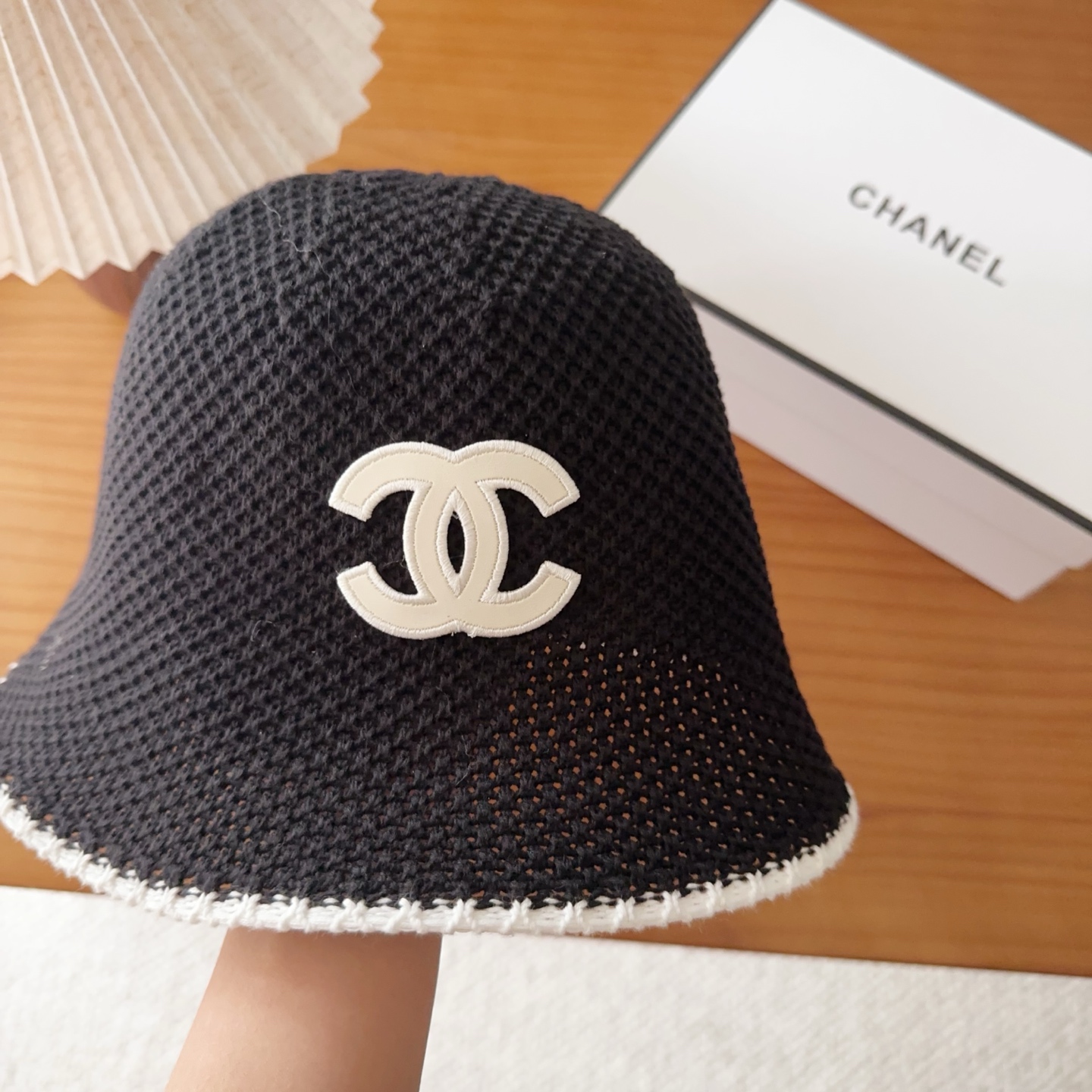 Chanel 渔夫帽 让兼顾时尚和遮阳的简约桶帽出游拍照📷拗造型必备敲显脸小