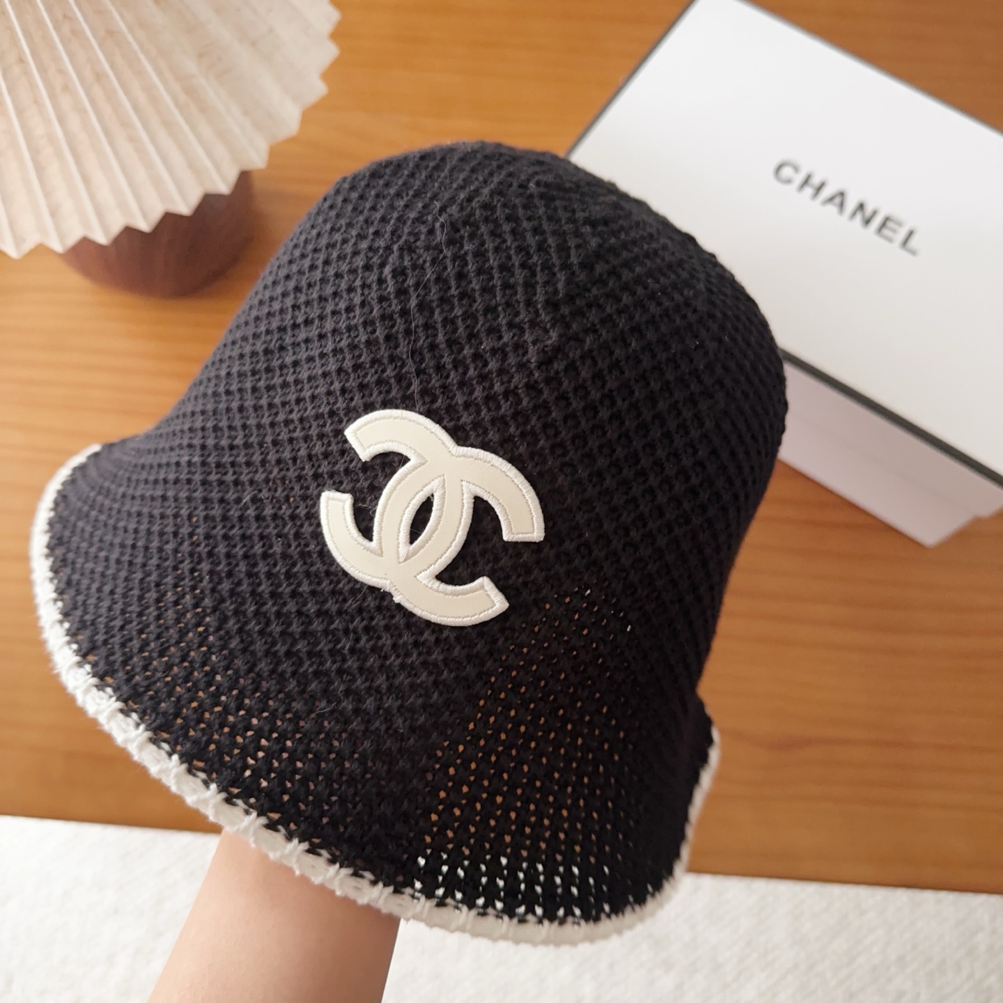 Chanel 渔夫帽 让兼顾时尚和遮阳的简约桶帽出游拍照📷拗造型必备敲显脸小