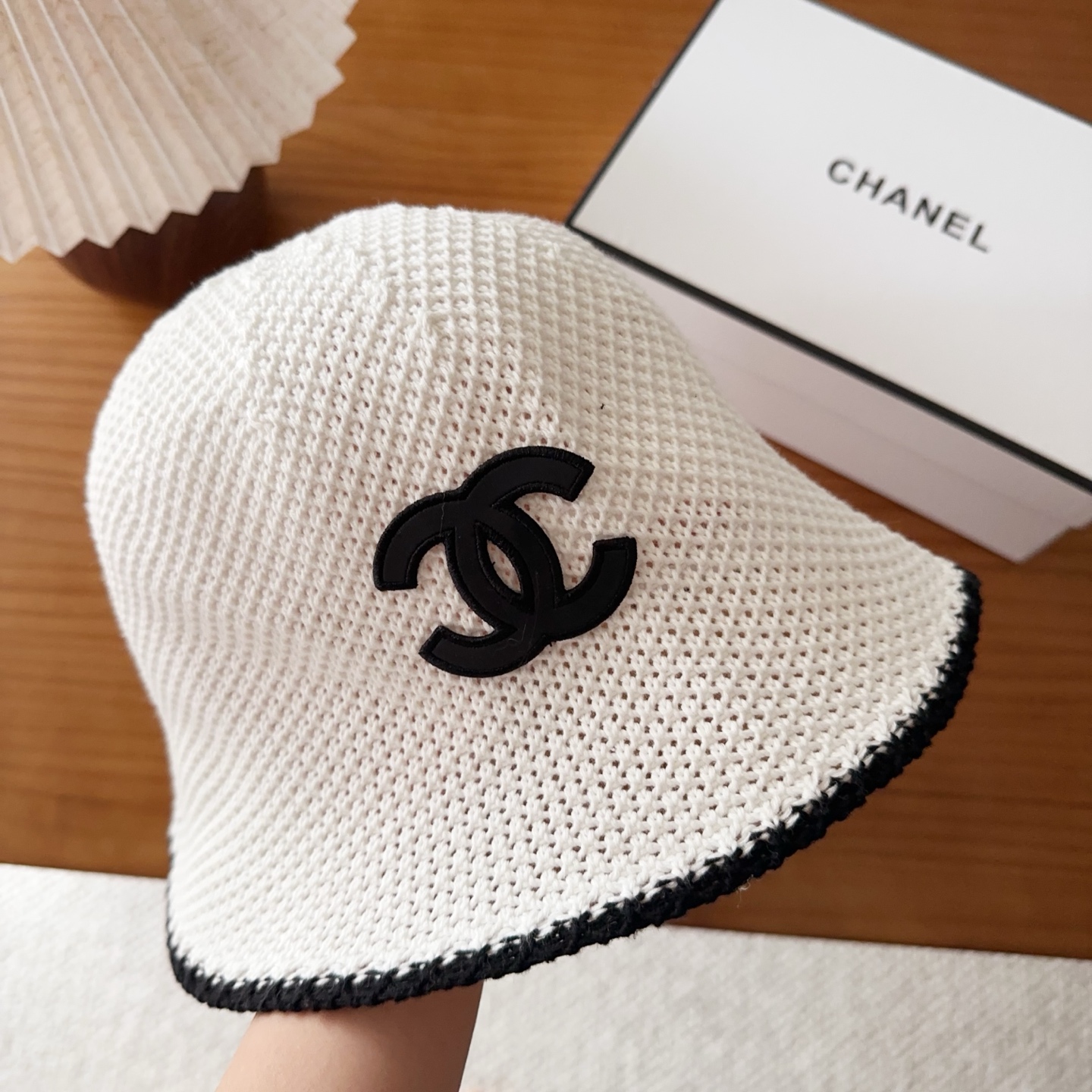 Chanel 渔夫帽 让兼顾时尚和遮阳的简约桶帽出游拍照📷拗造型必备敲显脸小