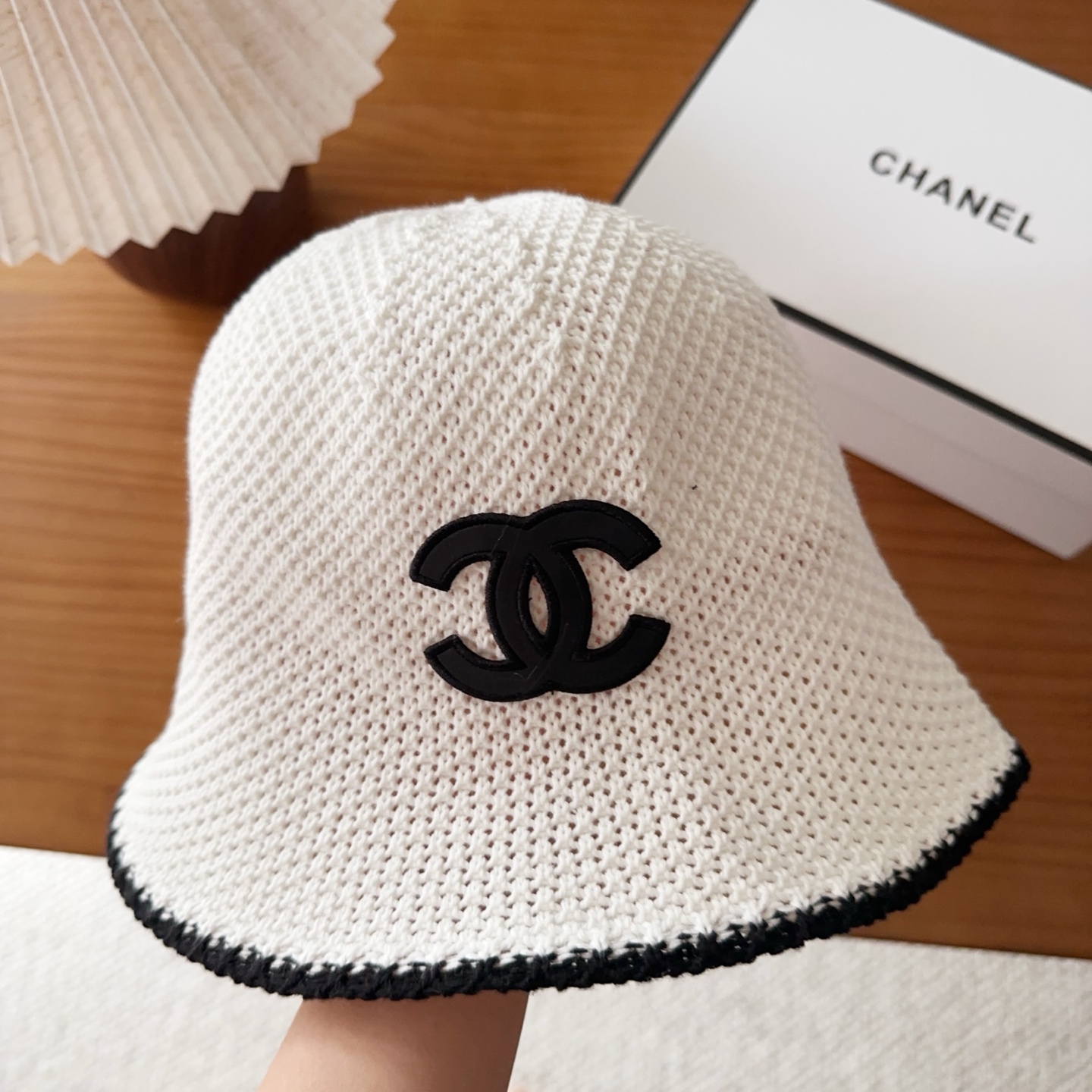 Chanel 渔夫帽 让兼顾时尚和遮阳的简约桶帽出游拍照📷拗造型必备敲显脸小