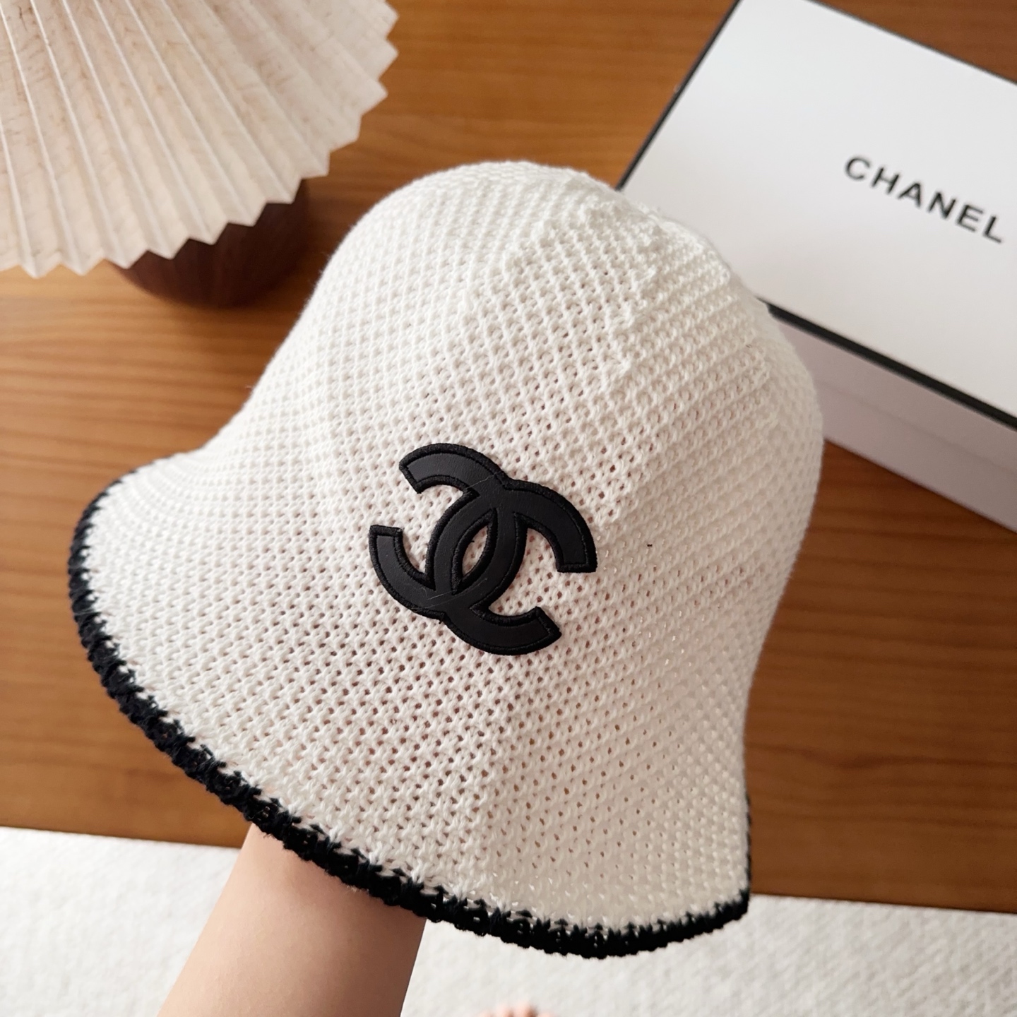 Chanel 渔夫帽 让兼顾时尚和遮阳的简约桶帽出游拍照📷拗造型必备敲显脸小