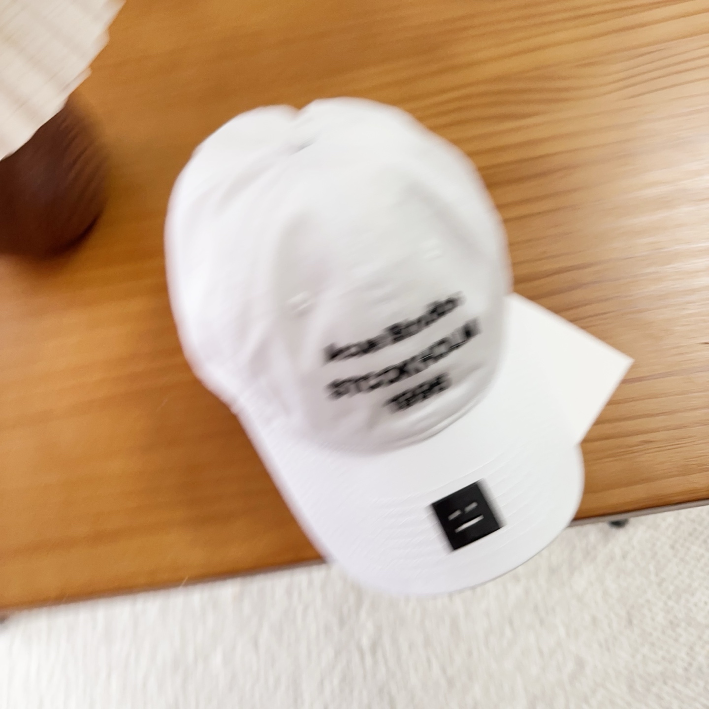 新款棒球帽 ～男女同款！均码 这款棒球帽是男女同款，采用六片式拼接设计，正面有小方形笑脸徽标，笑脸图案也