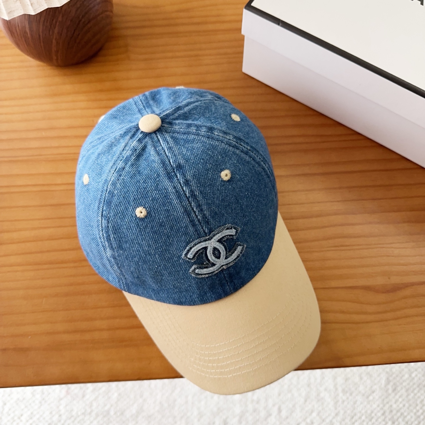 NO:765959,CHANEL Chanel's new denim blue retro style bucket hat. Take it out for holiday travel. It's beautiful. It's a second-hand style. This kind of hat is not easy to match. Ready-made hats, straw hats, bucket hats, baseball caps, hats, chanel, chanel, espadrilles, hats19860909CHANEL香奈儿新款牛仔蓝复古款渔夫帽 节假日旅游带它出去美美哒 中古款哟.这种帽子不容易撞款 现货帽子草帽渔夫帽棒球帽,帽子,chanel,chanel,espadrilles,hats,hat