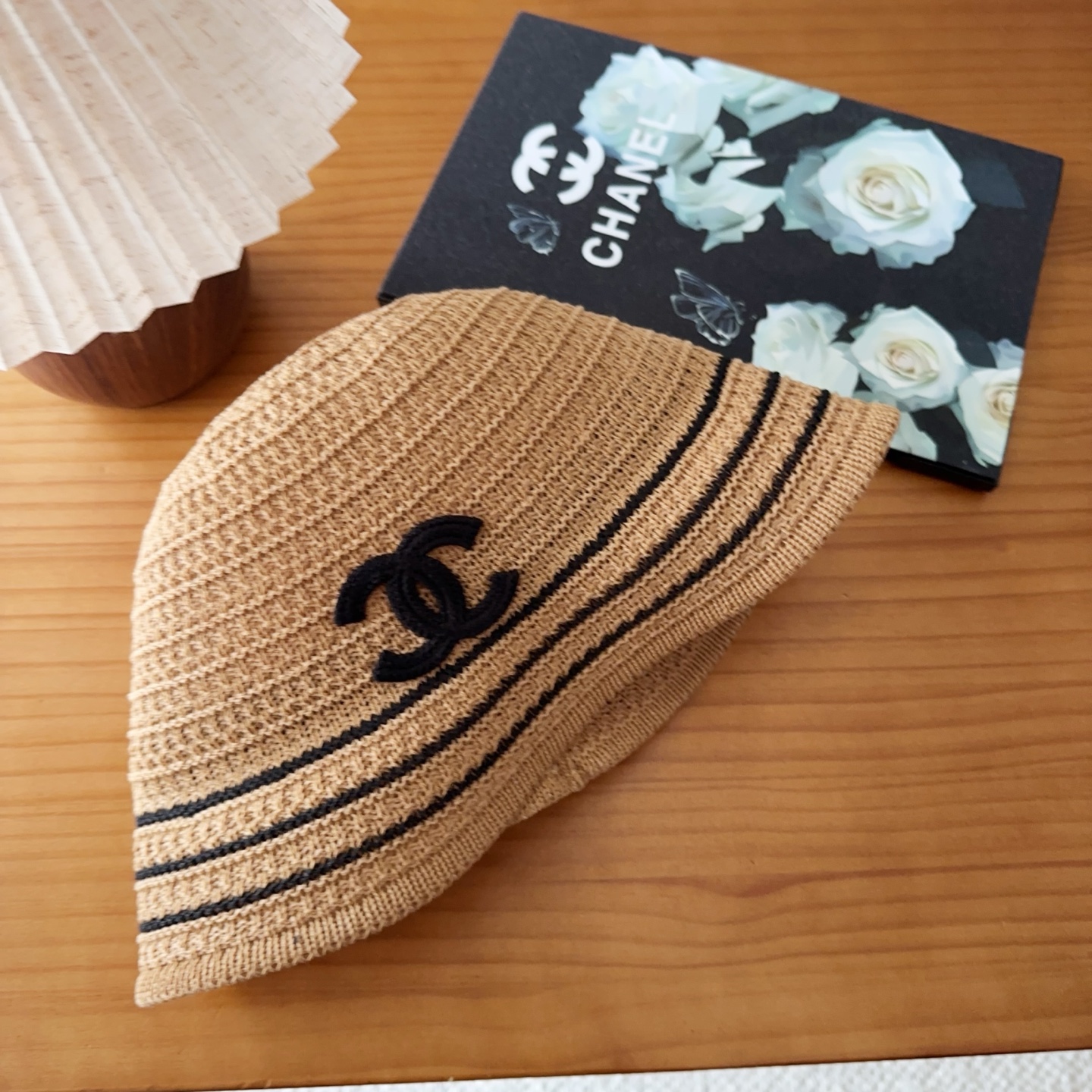 NO:765930,Chanel bucket hat is a simple bucket hat that combines fashion and sun protection. It is a must-have for traveling and taking photos. Small hats, straw hats, bucket hats, baseball caps, hats, chanel, espadrilles, hats19860909Chanel 渔夫帽 让兼顾时尚和遮阳的简约桶帽 出游拍照拗造型必备敲显脸小帽子草帽渔夫帽棒球帽,帽子,chanel,espadrilles,hats,hat
