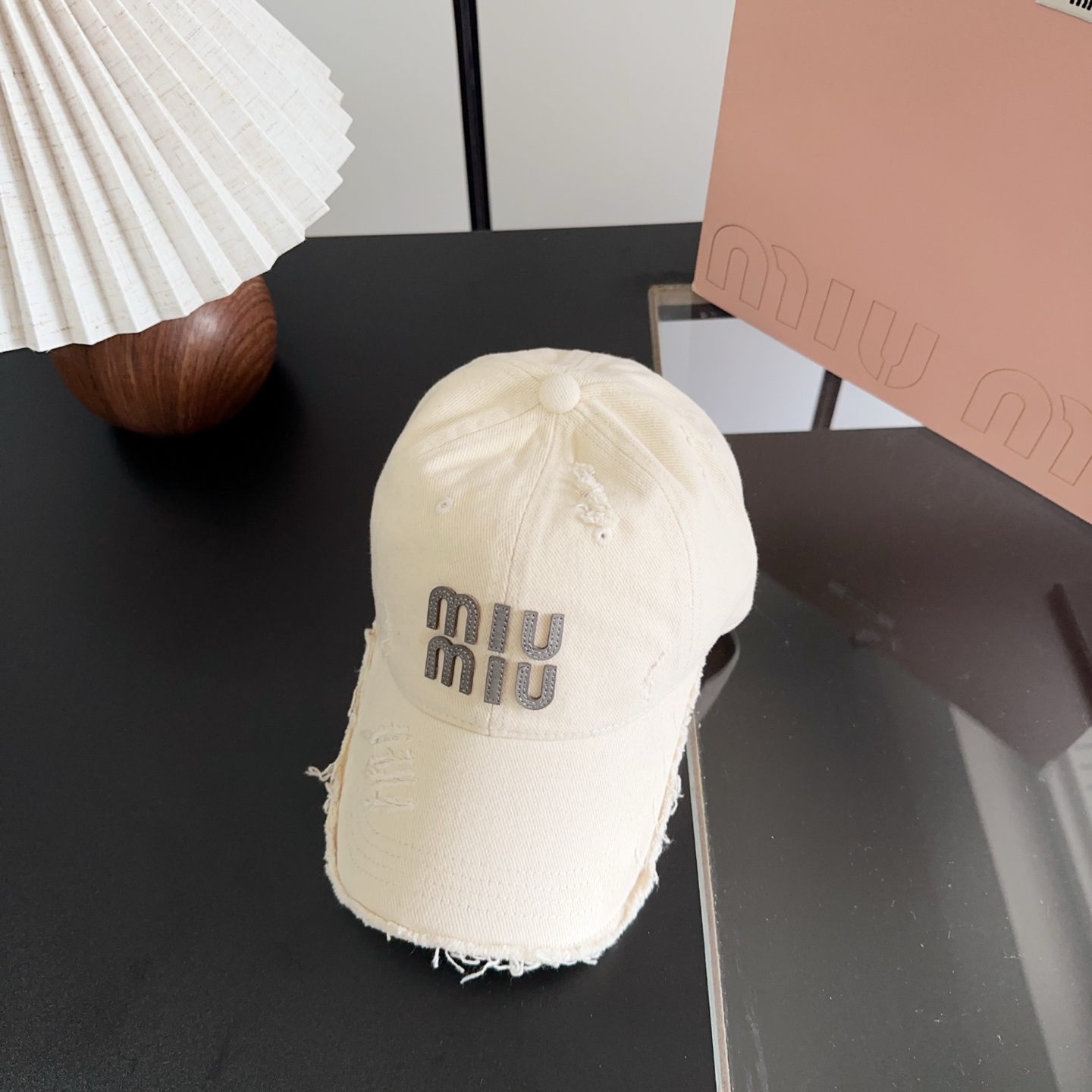 Бейсболка Miu Miu бежевая