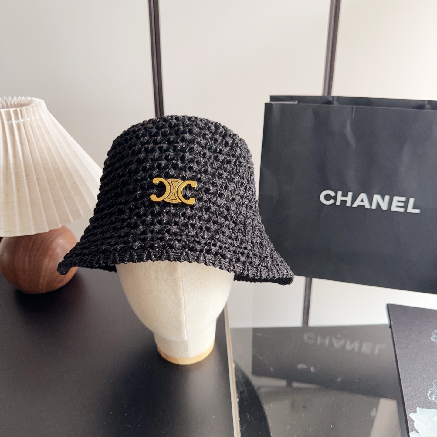 NO:765958,Celine bucket hat is a simple bucket hat that combines fashion and sun protection. It is a must-have for traveling and taking photos, a small hat that shows off your face, a straw hat, a bucket hat, a baseball cap, hats, espadrilles, hats19860909思琳 渔夫帽 让兼顾时尚和遮阳的简约桶帽 出游拍照拗造型必备敲显脸小帽子草帽渔夫帽棒球帽,帽子,espadrilles,hats,hat