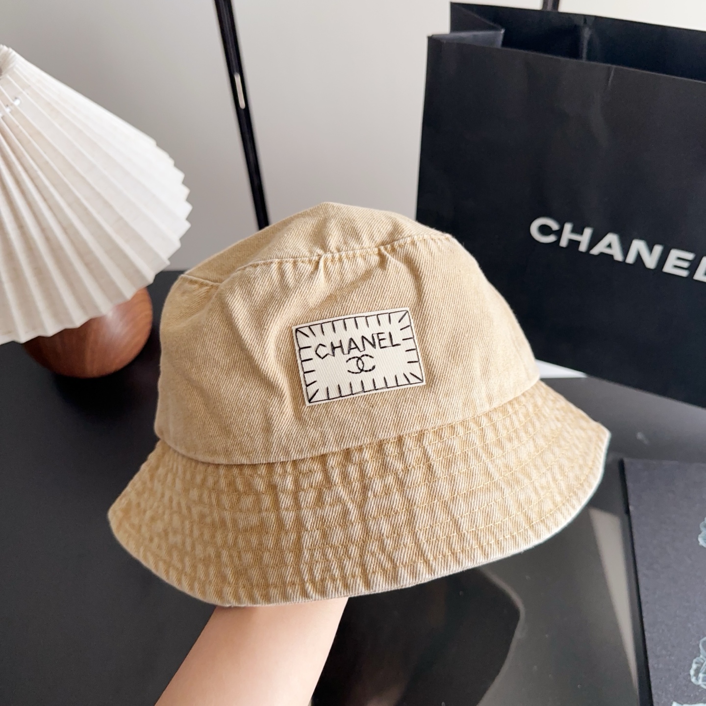 Кепка-ведро бежевая Chanel