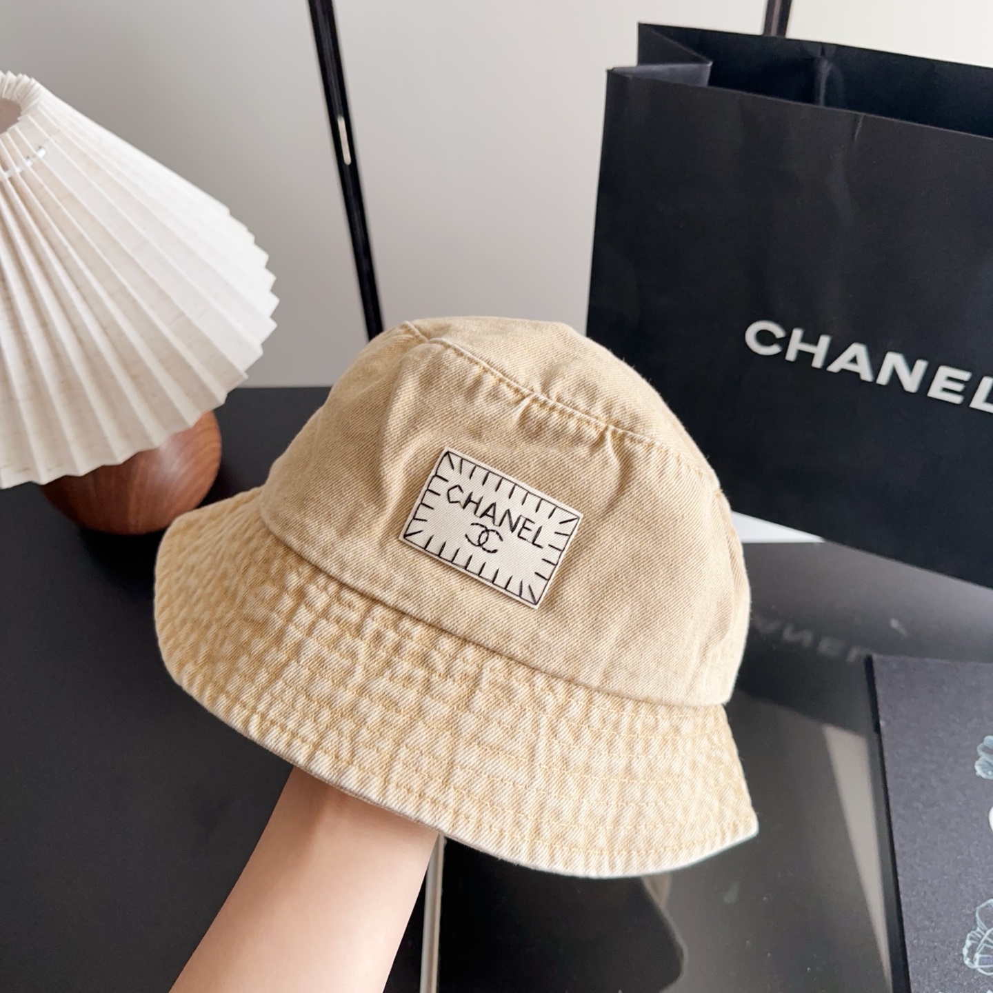 Кепка-ведро бежевая Chanel
