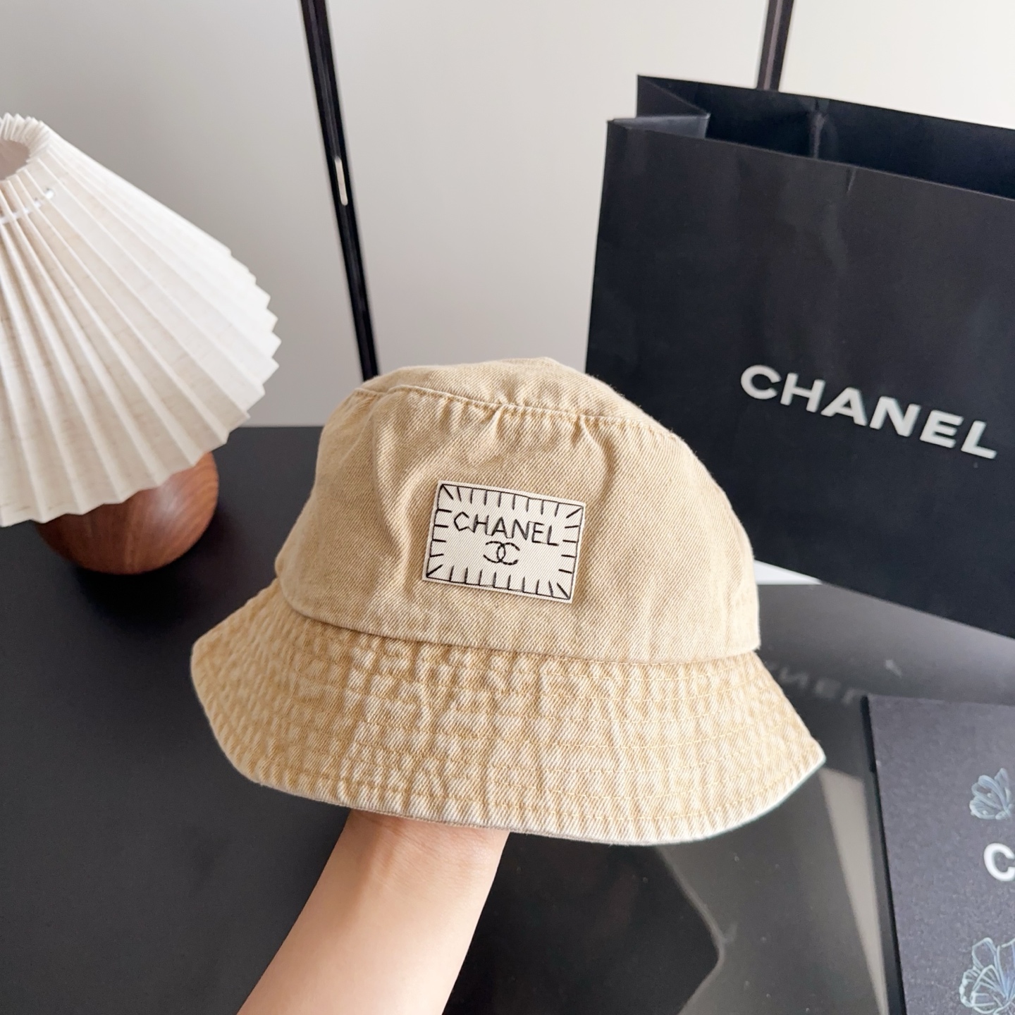 Кепка-ведро бежевая Chanel