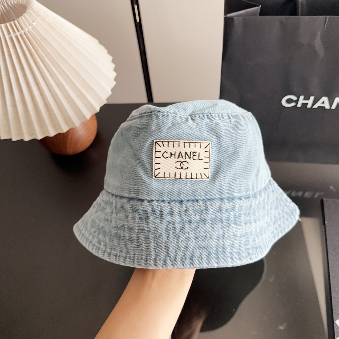 NO:765971,CHANEL Chanel's new denim blue retro style bucket hat. Take it out for holiday travel. It's beautiful. It's a second-hand style. This kind of hat is not easy to match. Ready-made hats, straw hats, bucket hats, baseball caps, hats, chanel, chanel, espadrilles, hats19860909CHANEL香奈儿新款牛仔蓝复古款渔夫帽 节假日旅游带它出去美美哒 中古款哟.这种帽子不容易撞款 现货帽子草帽渔夫帽棒球帽,帽子,chanel,chanel,espadrilles,hats,hat