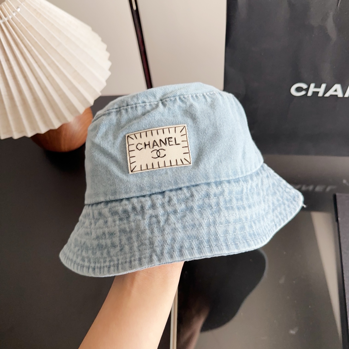 Светло-голубая джинсовая кепка с логотипом Chanel