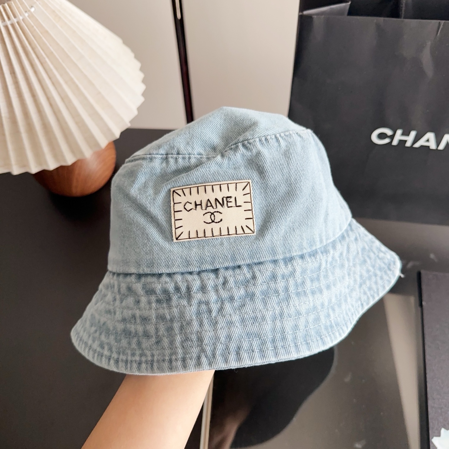 Светло-голубая джинсовая кепка с логотипом Chanel