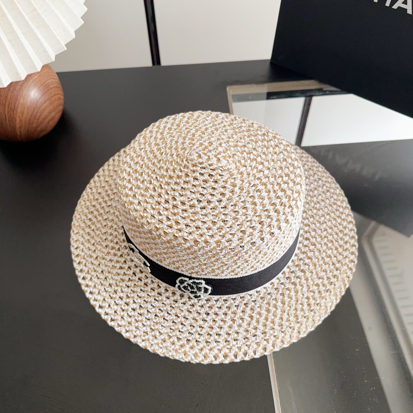 Соломенная шляпа с плоской тульей и декоративной лентой Chanel