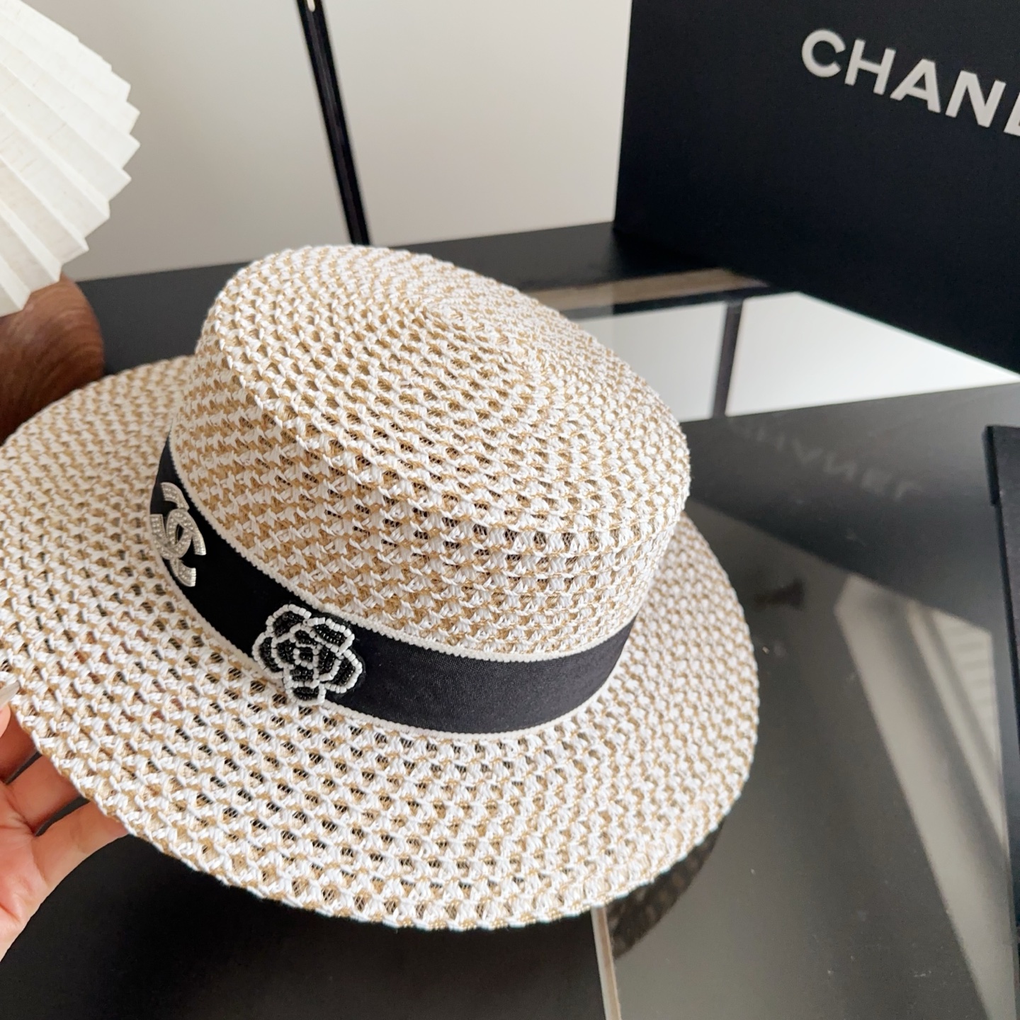 Соломенная шляпа с плоской тульей и декоративной лентой Chanel