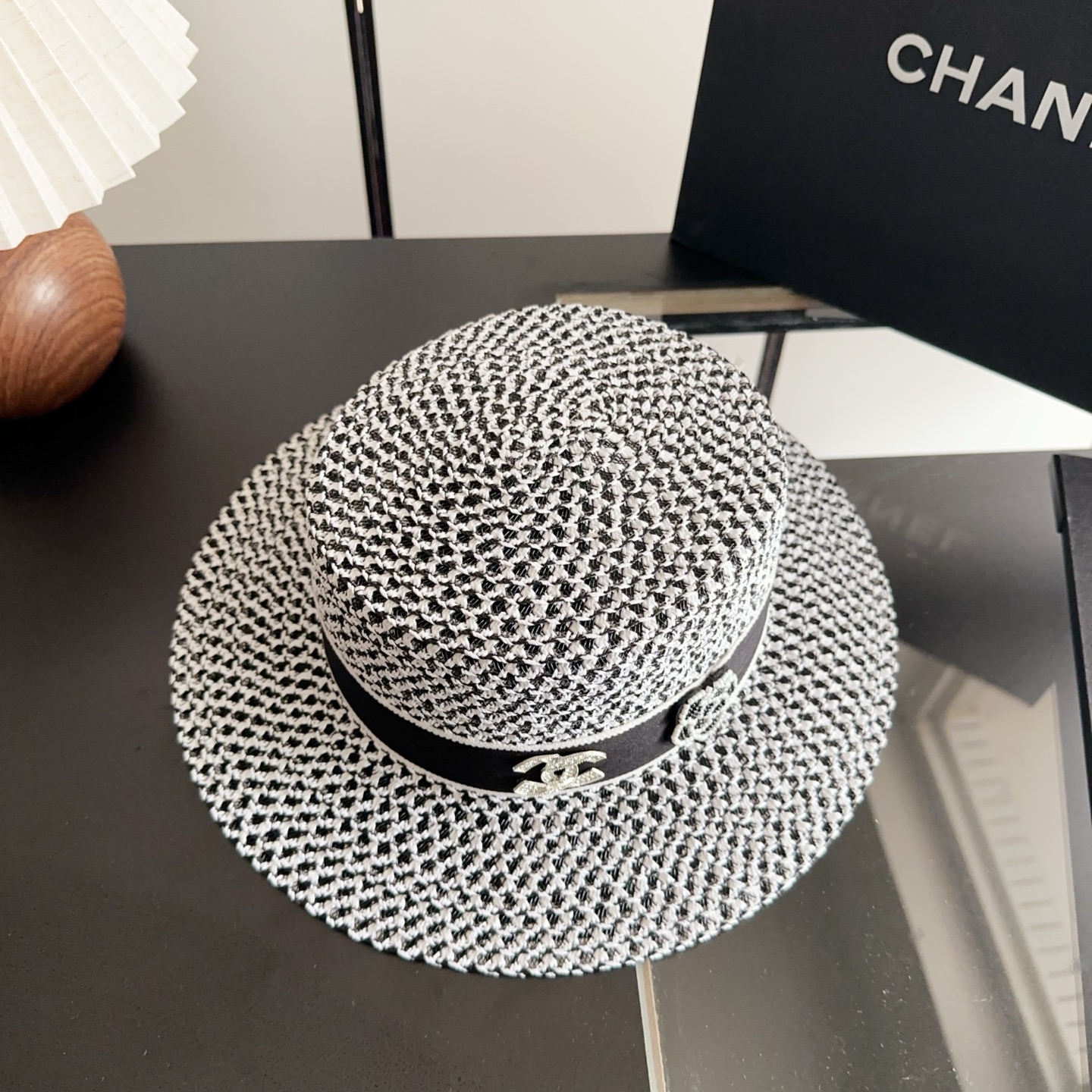 Плоская плетеная шляпа с декоративным цветком Chanel