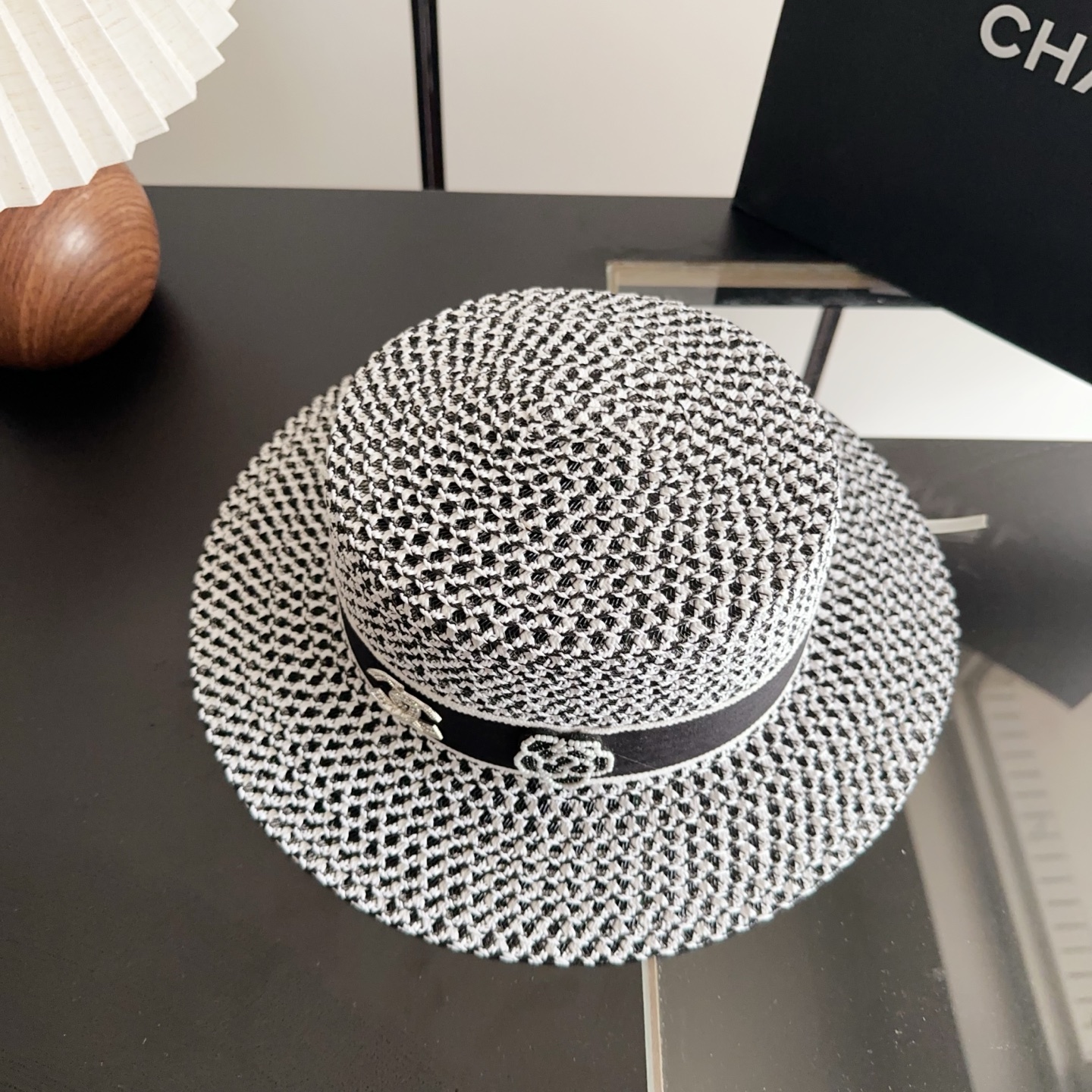 Плоская плетеная шляпа с декоративным цветком Chanel