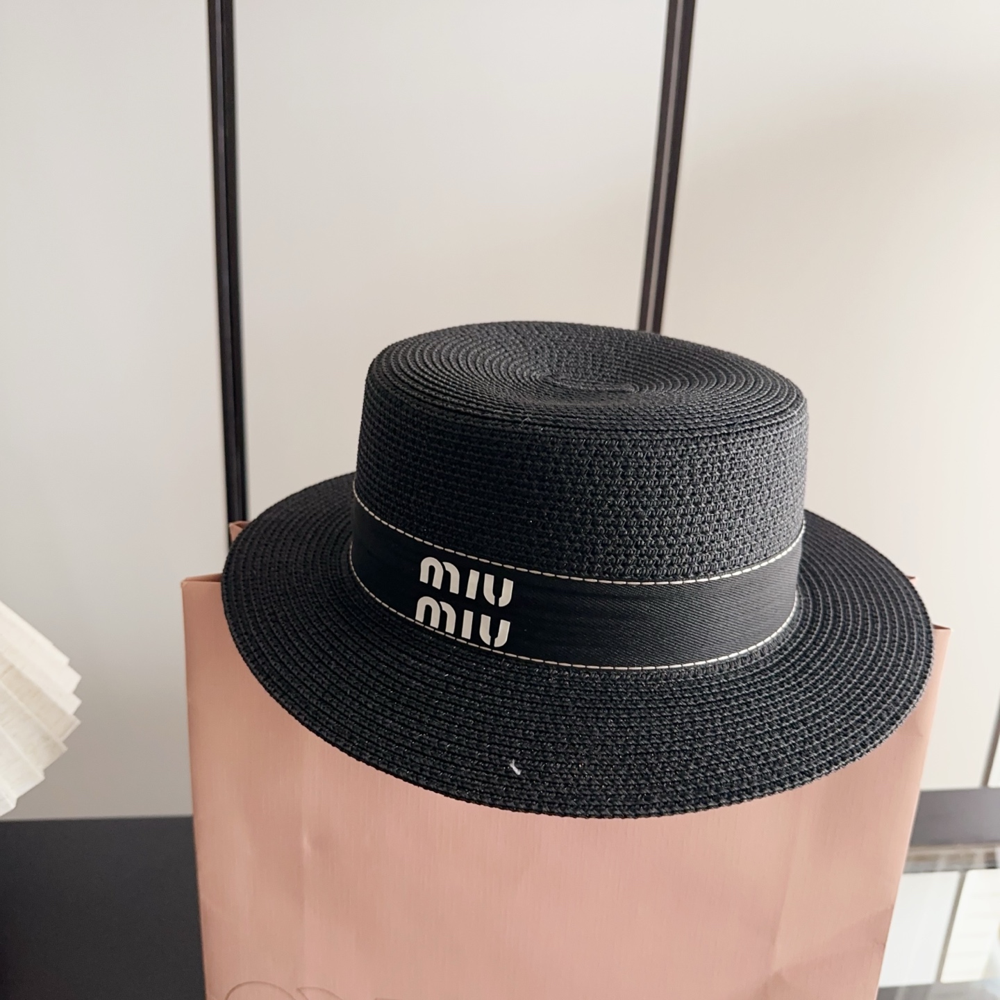 NO:765981,miumiu 2026 new flat-top straw hat, the first choice for the beach in summer~ Made of new materials, perfect texture, straw hat, fisherman hat, baseball cap, hat, miumiu, espadrilles, hats19860909miumiu 缪缪 2026新款平顶草帽 夏天海边首选～ 新款材质编织而成～质感满分帽子草帽渔夫帽棒球帽,帽子,miumiu,espadrilles,hats,hat