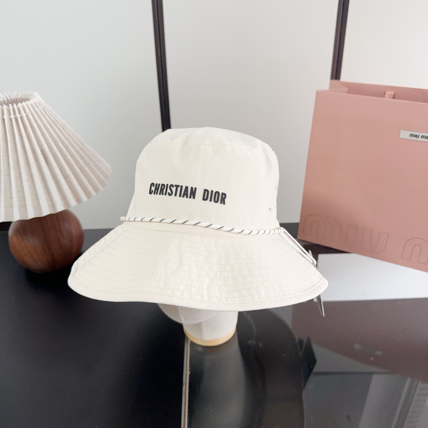 迪奥渔夫帽🧢休闲百搭款🆒👏饱满立体高颅顶❗️🔉帽型正点 弧度流畅线条自然💙神奇改善脸型，戴上立马脸小😎