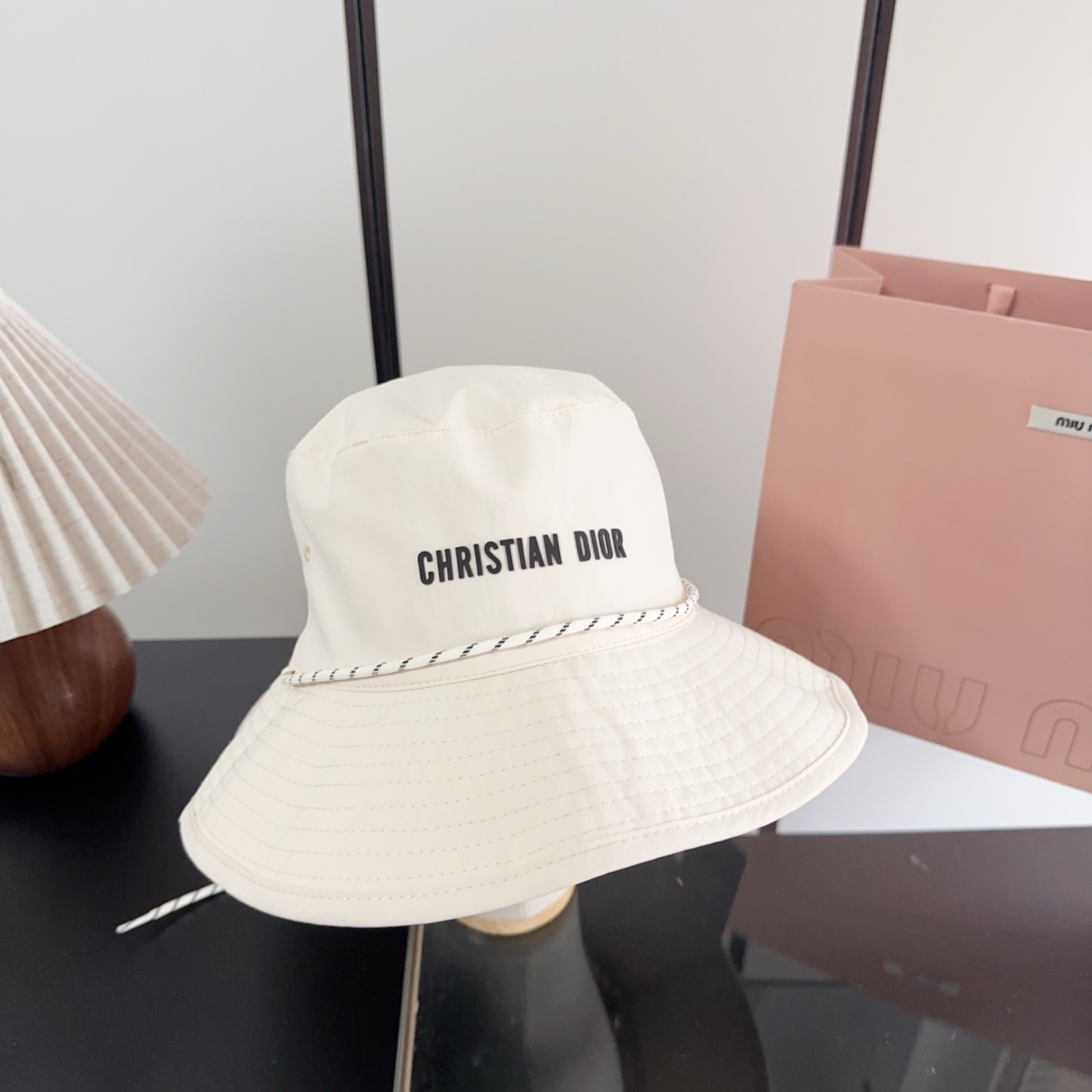 迪奥渔夫帽🧢休闲百搭款🆒👏饱满立体高颅顶❗️🔉帽型正点 弧度流畅线条自然💙神奇改善脸型，戴上立马脸小😎