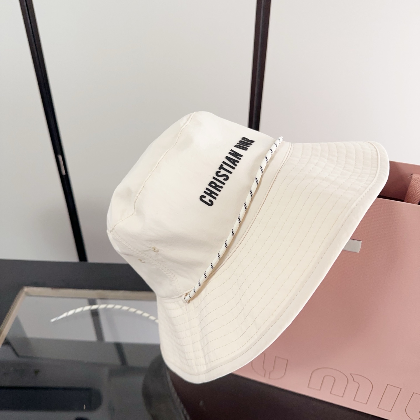迪奥渔夫帽🧢休闲百搭款🆒👏饱满立体高颅顶❗️🔉帽型正点 弧度流畅线条自然💙神奇改善脸型，戴上立马脸小😎