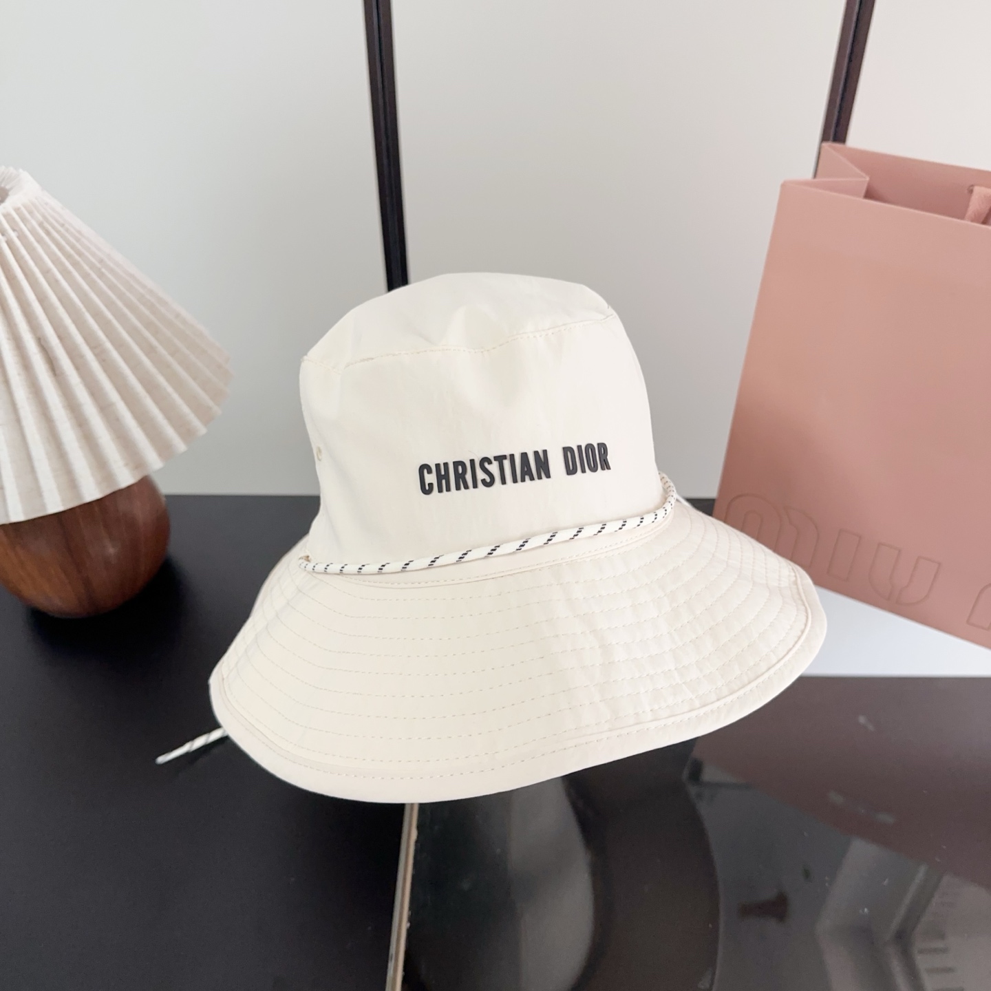 迪奥渔夫帽🧢休闲百搭款🆒👏饱满立体高颅顶❗️🔉帽型正点 弧度流畅线条自然💙神奇改善脸型，戴上立马脸小😎
