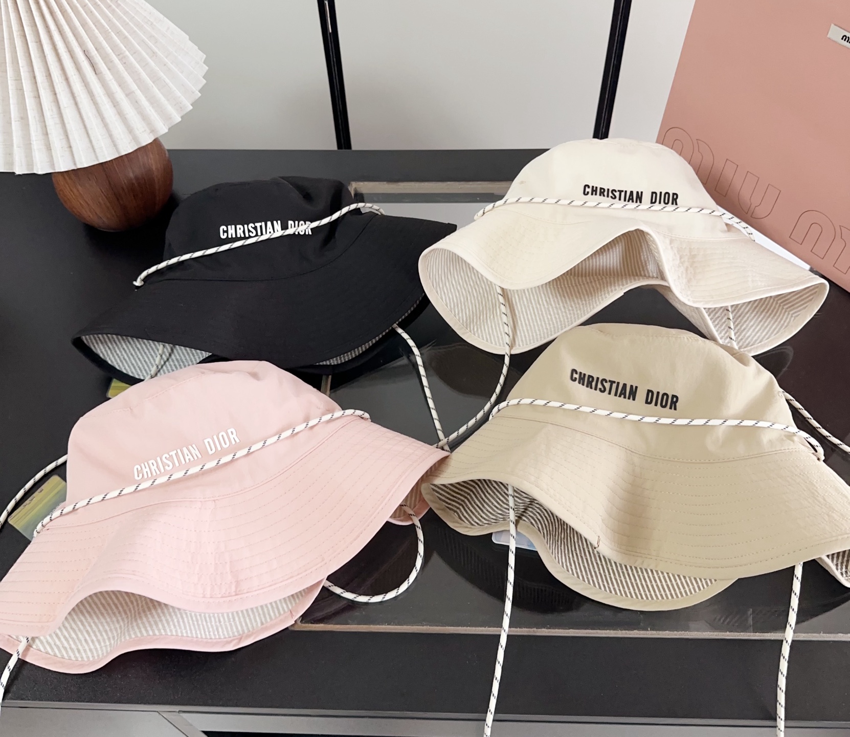 迪奥渔夫帽🧢休闲百搭款🆒👏饱满立体高颅顶❗️🔉帽型正点 弧度流畅线条自然💙神奇改善脸型，戴上立马脸小😎