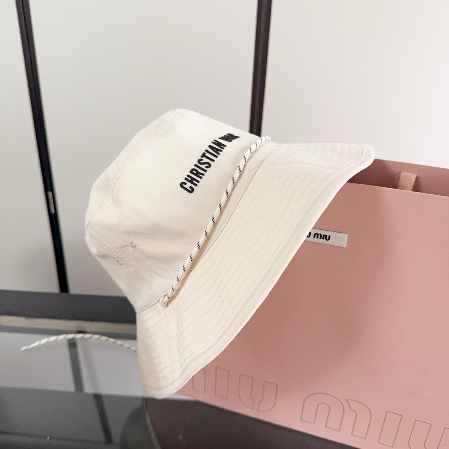 迪奥渔夫帽🧢休闲百搭款🆒👏饱满立体高颅顶❗️🔉帽型正点 弧度流畅线条自然💙神奇改善脸型，戴上立马脸小😎