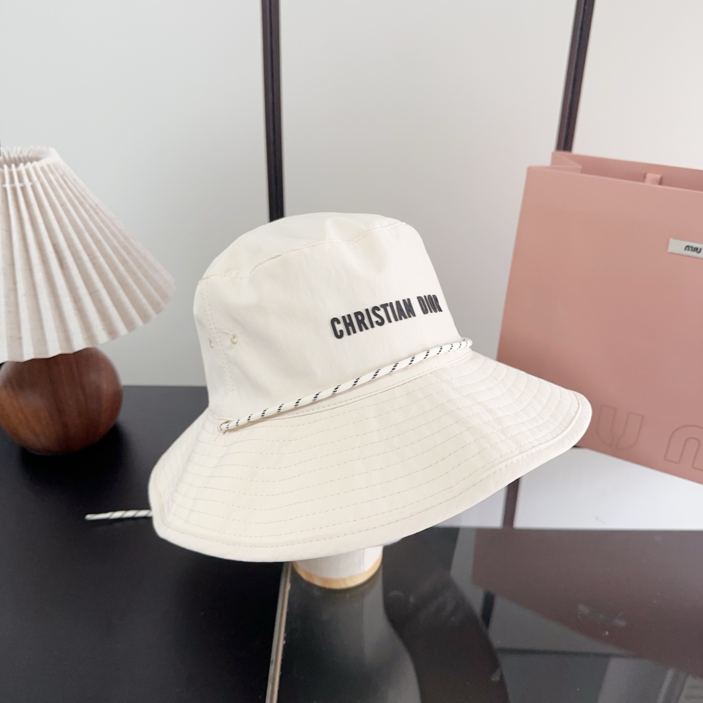 迪奥渔夫帽🧢休闲百搭款🆒👏饱满立体高颅顶❗️🔉帽型正点 弧度流畅线条自然💙神奇改善脸型，戴上立马脸小😎