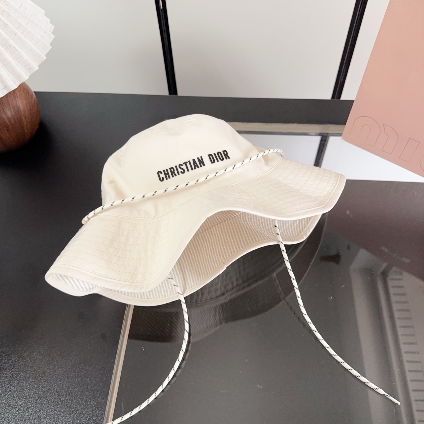 迪奥渔夫帽🧢休闲百搭款🆒👏饱满立体高颅顶❗️🔉帽型正点 弧度流畅线条自然💙神奇改善脸型，戴上立马脸小😎