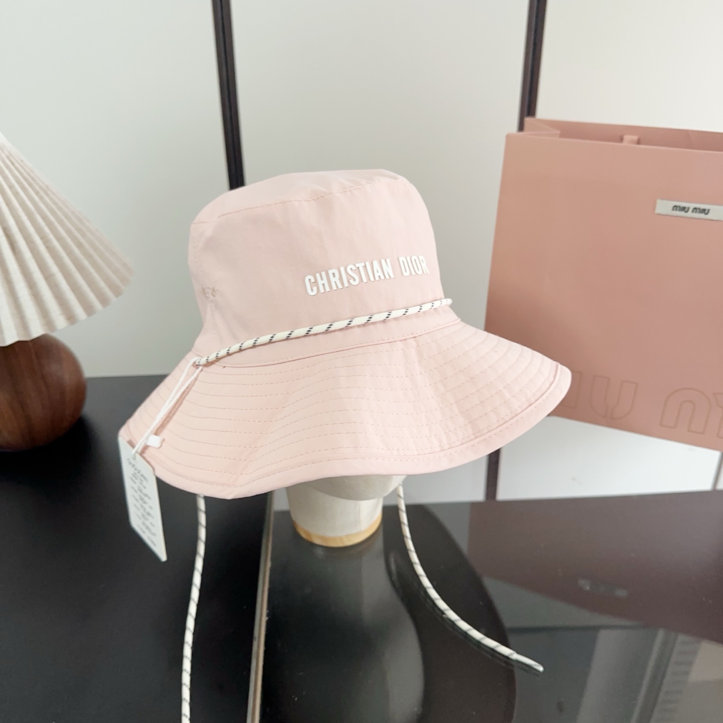 迪奥渔夫帽🧢休闲百搭款🆒👏饱满立体高颅顶❗️🔉帽型正点 弧度流畅线条自然💙神奇改善脸型，戴上立马脸小😎