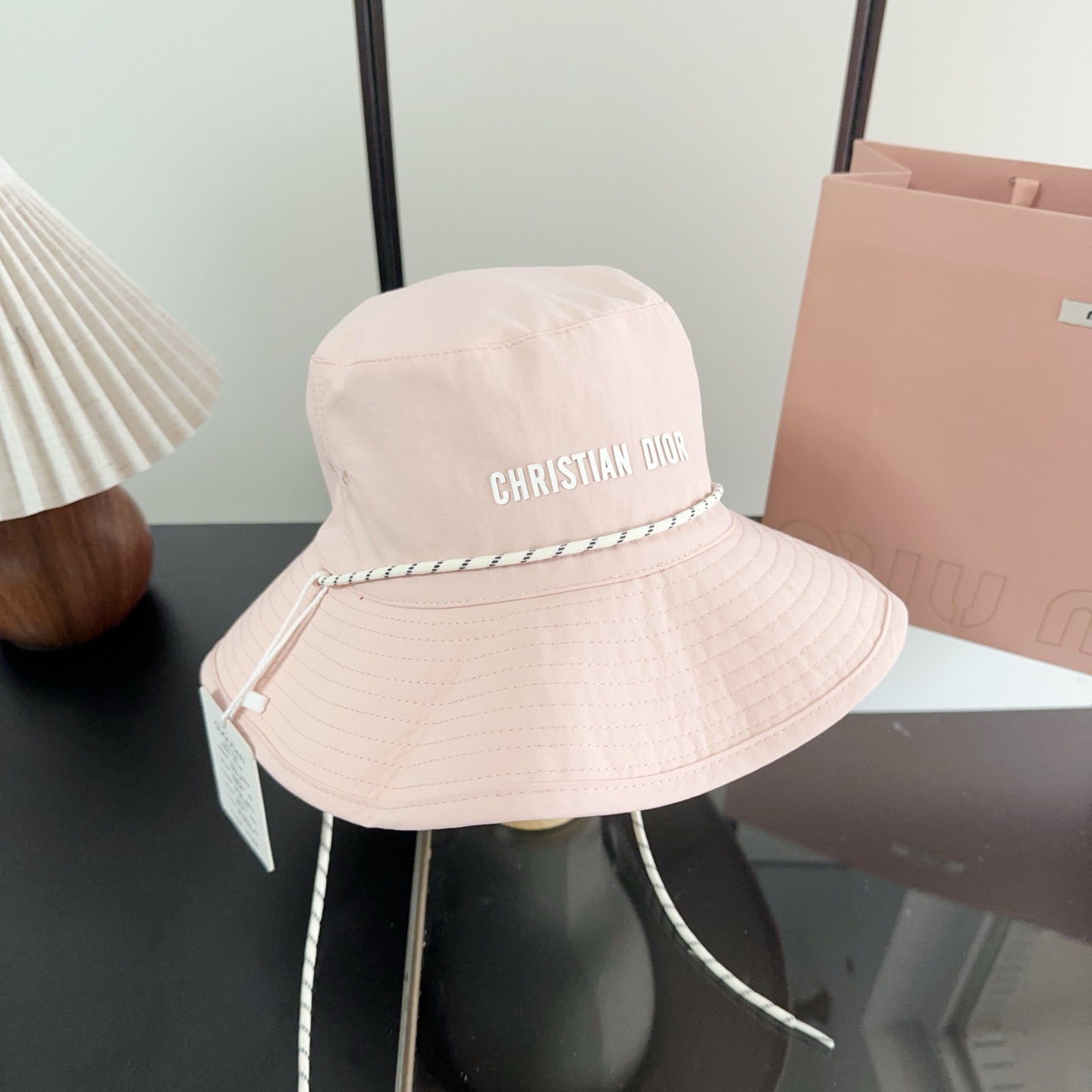 迪奥渔夫帽🧢休闲百搭款🆒👏饱满立体高颅顶❗️🔉帽型正点 弧度流畅线条自然💙神奇改善脸型，戴上立马脸小😎