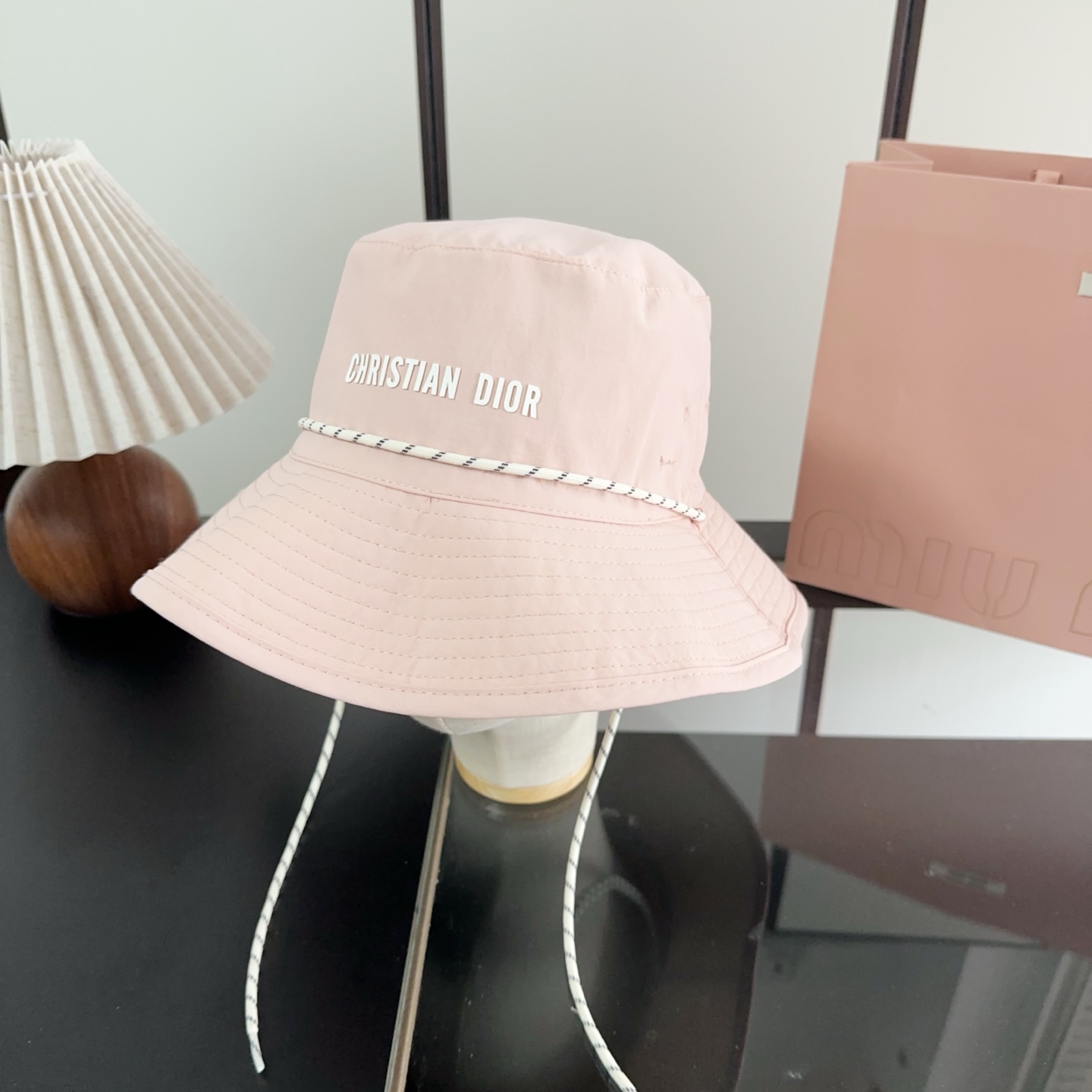 迪奥渔夫帽🧢休闲百搭款🆒👏饱满立体高颅顶❗️🔉帽型正点 弧度流畅线条自然💙神奇改善脸型，戴上立马脸小😎