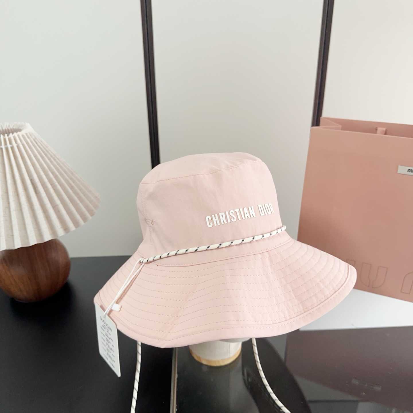 迪奥渔夫帽🧢休闲百搭款🆒👏饱满立体高颅顶❗️🔉帽型正点 弧度流畅线条自然💙神奇改善脸型，戴上立马脸小😎
