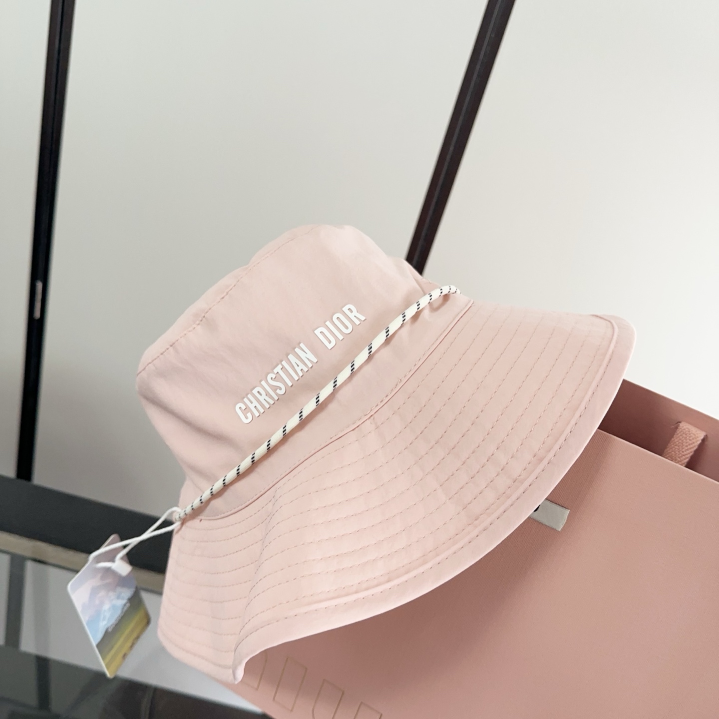 迪奥渔夫帽🧢休闲百搭款🆒👏饱满立体高颅顶❗️🔉帽型正点 弧度流畅线条自然💙神奇改善脸型，戴上立马脸小😎
